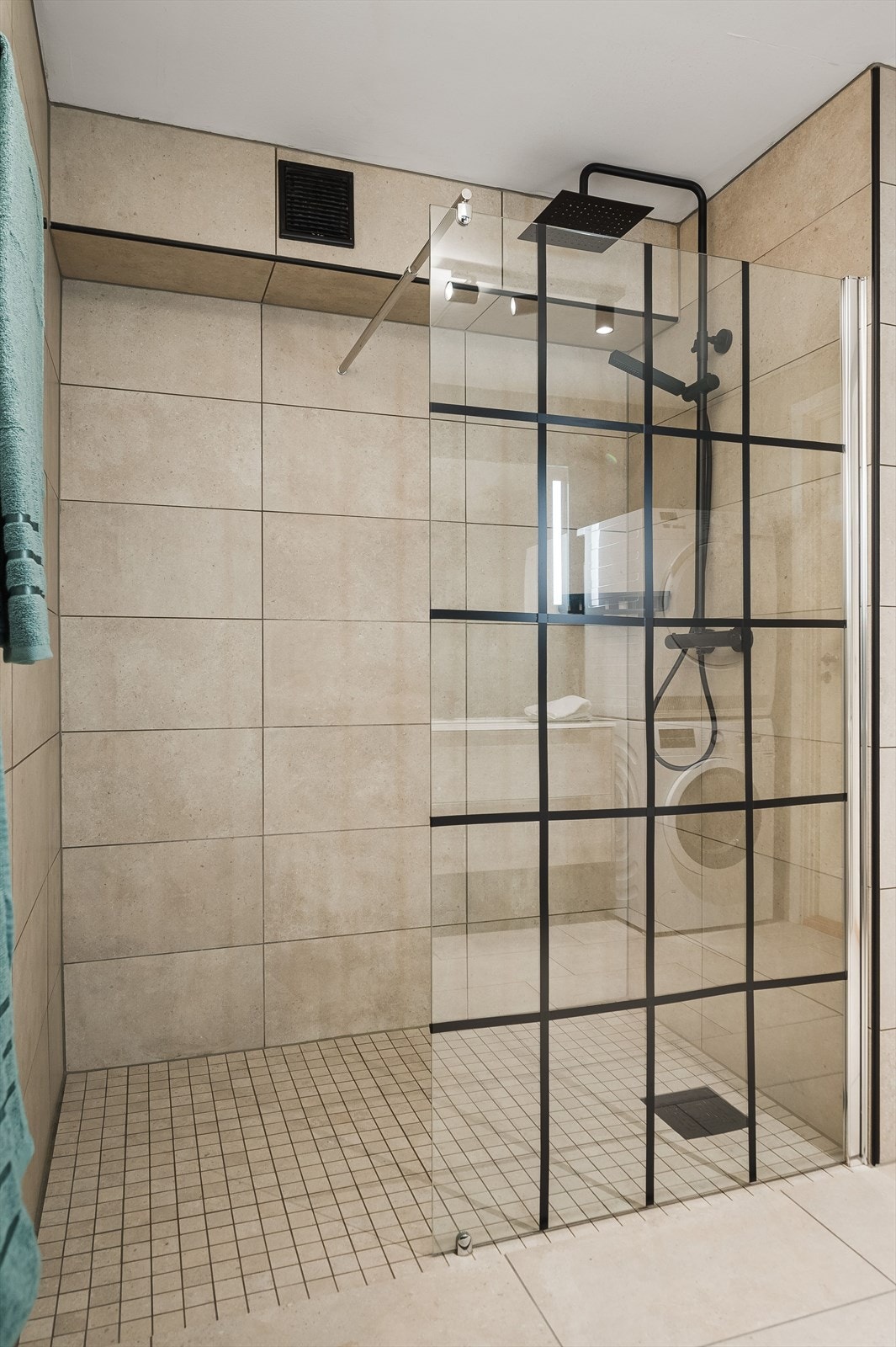 Romslig dusjhjørne med stilig glassvegg og både hånd- og regnfallsdusj. Galleribilde