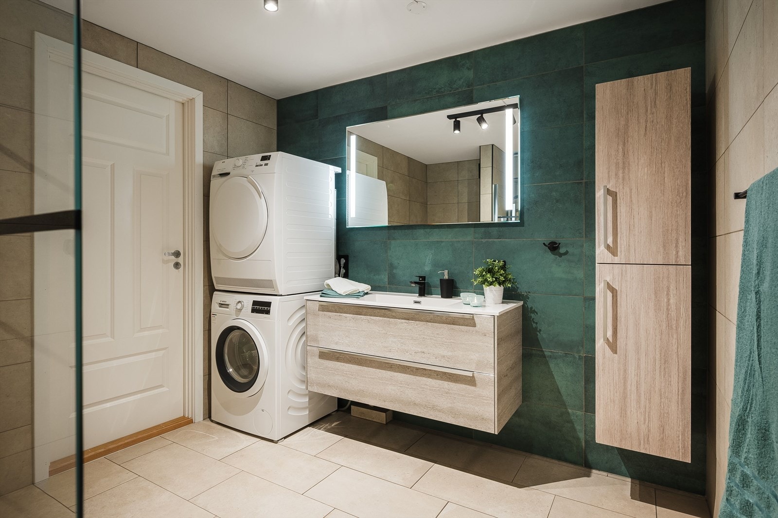 Baderommet er også utstyrt med toalett og opplegg for vaskemaskin/tørketrommel. Galleribilde