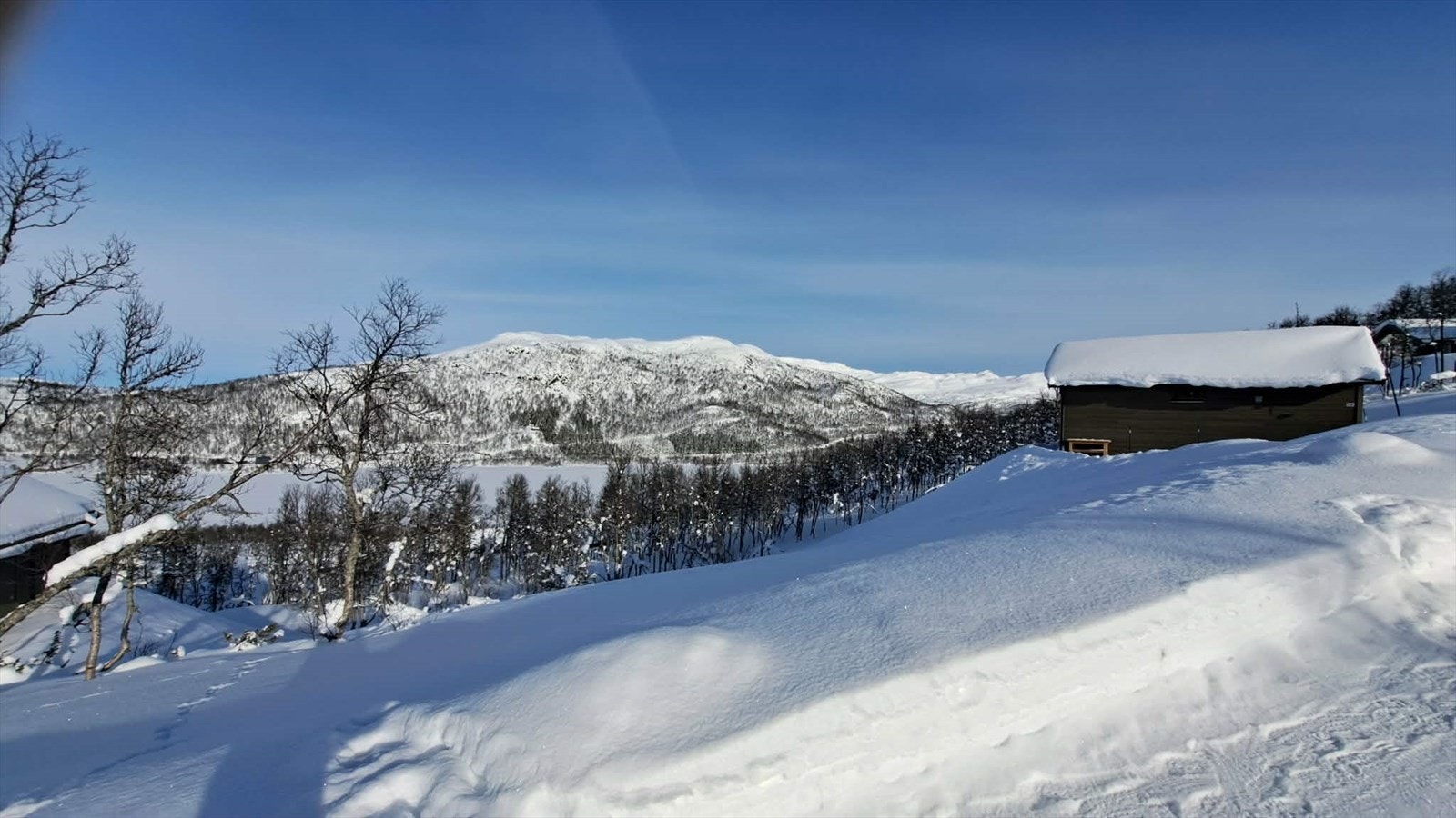 Her har du flott utsikt mot både Torfjell og fjellene rundt - et åpent og storslått skue som følger årstidene. Med gode solforhold og en tomt som ligger høyt i terrenget, får du følelsen av luft, lys og ro. Galleribilde