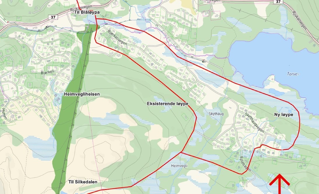 Pilen viser tomtens plassering. Skiløypene er markert med røde linjer. Galleribilde