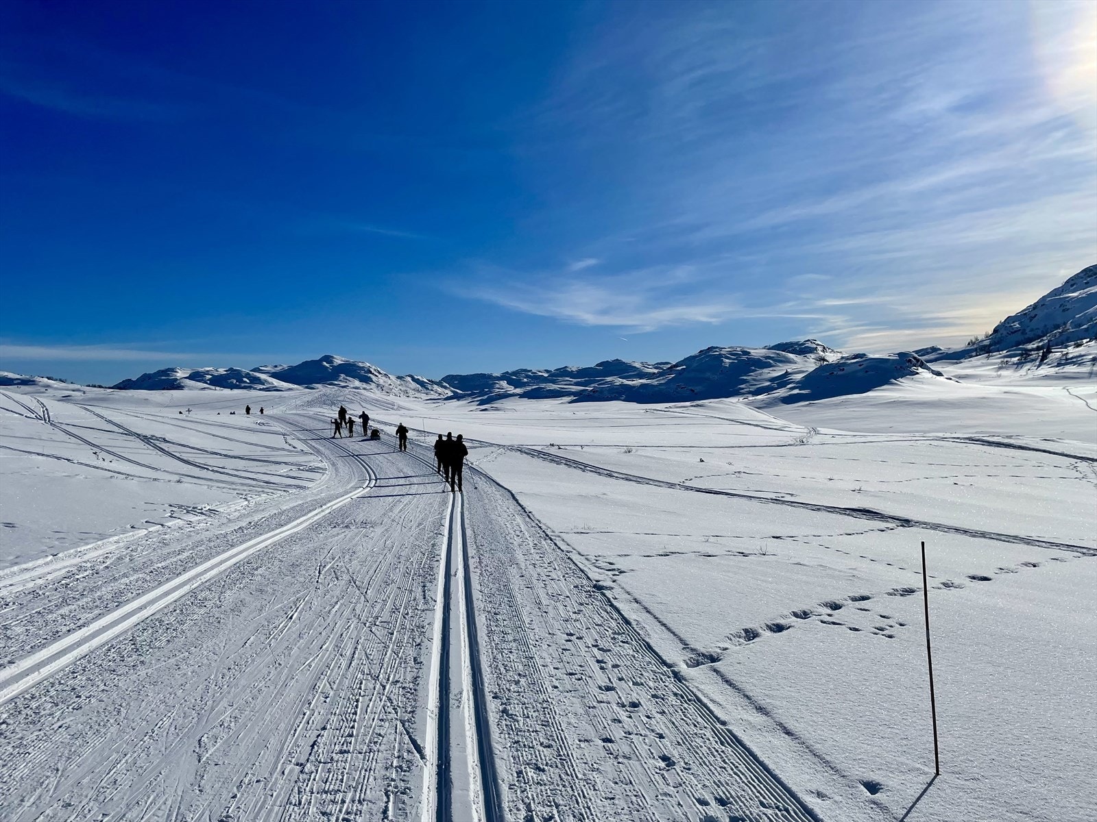 Silkedalens vakert og snøsikert, perfekt for langrenn, fotturer og naturopplevelser året rundt. Her kan du nyte urørt fjellnatur og milevis med oppkjørte skiløyper i spektakulære omgivelser! Galleribilde
