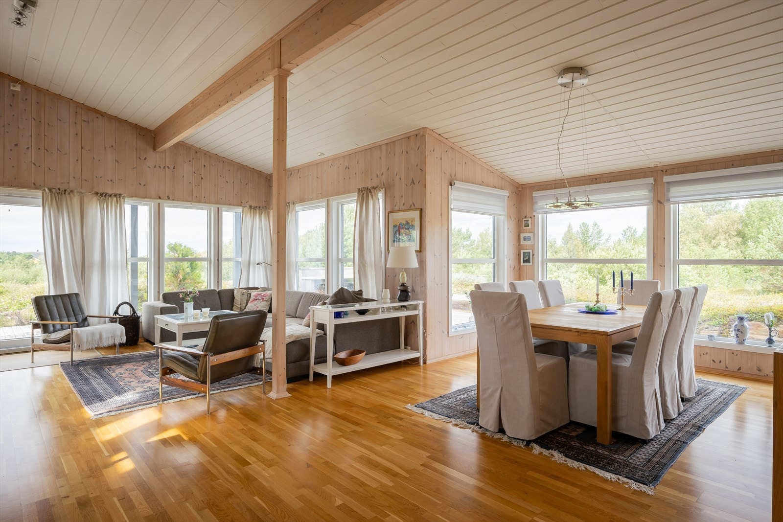 Med god takhøyde og store vindusflater fra tre himmelretninger får hytten et lyst og åpent preg som skaper en behagelig atmosfære. Galleribilde