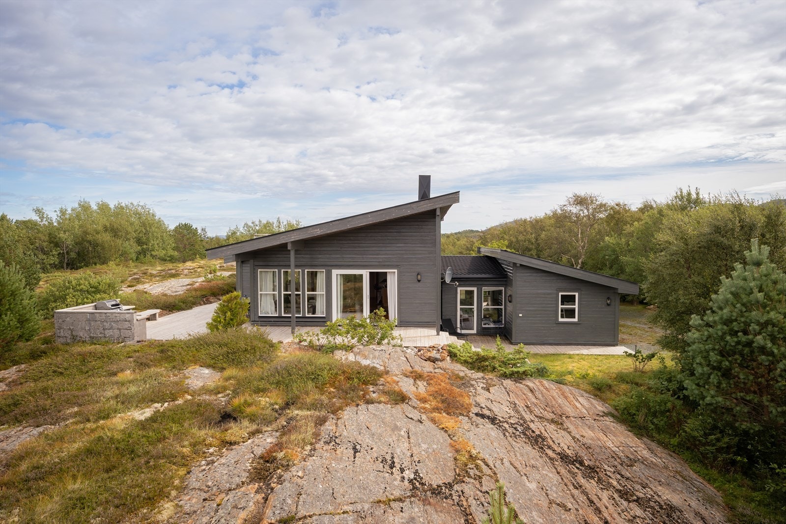 Hytten har en vakker beliggenhet, nær sjøkanten, og er omgitt av et frodig kystlandskap med variert og idyllisk natur. Galleribilde