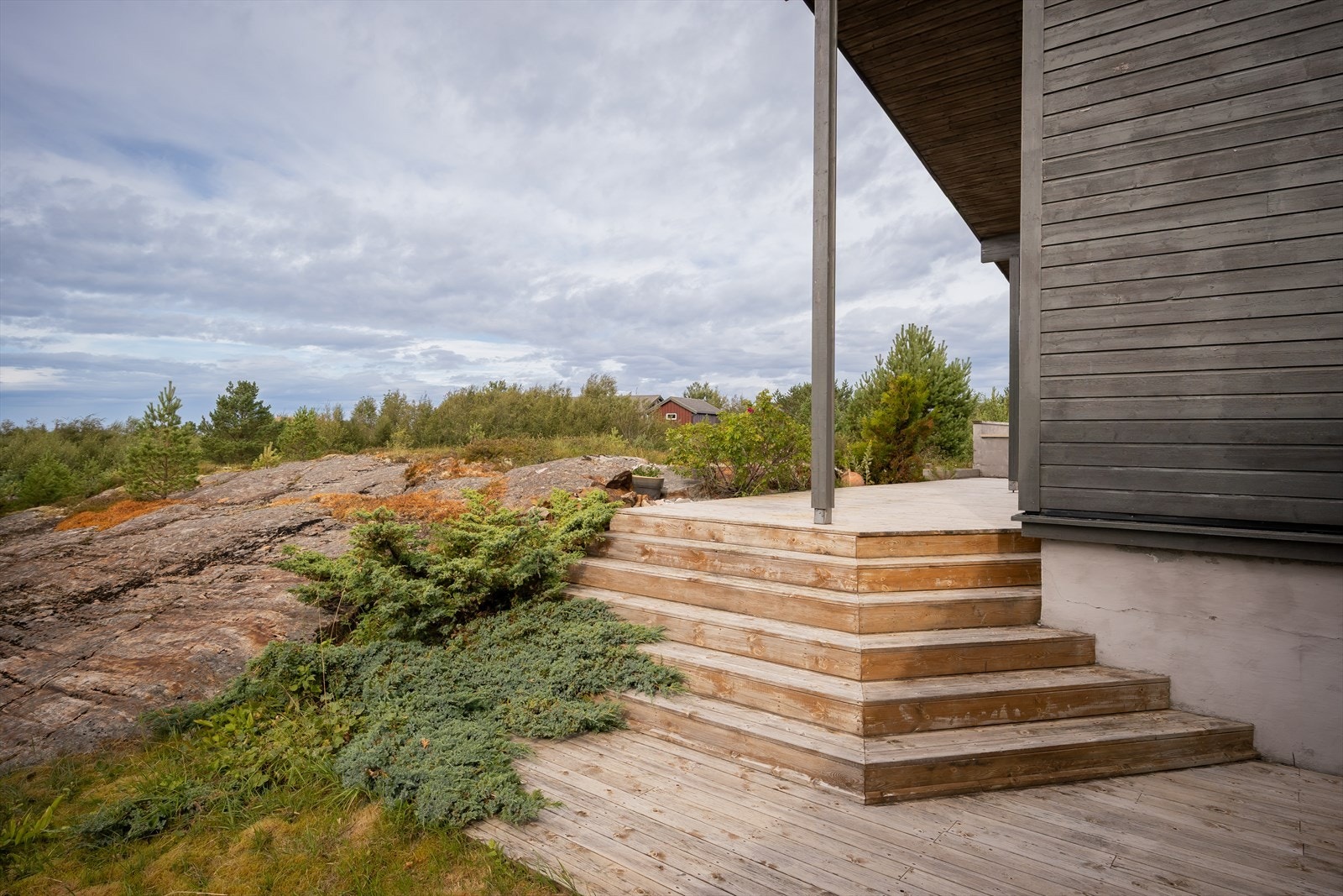 Terrassen på 160 m² omkranser tre av husets vegger og gir rikelig plass til flere møbleringssoner. Galleribilde