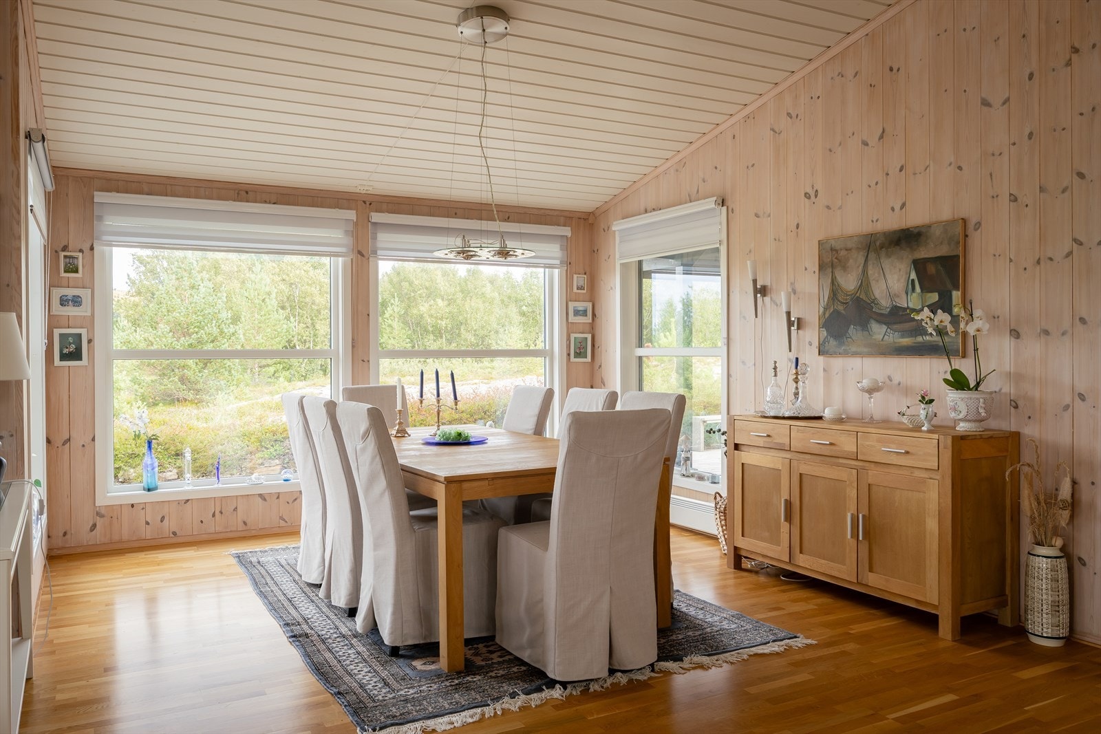 Spiseområdet har god plass til et stort spisebord, perfekt for både familiemiddager og hyggelige sammenkomster med venner. Galleribilde