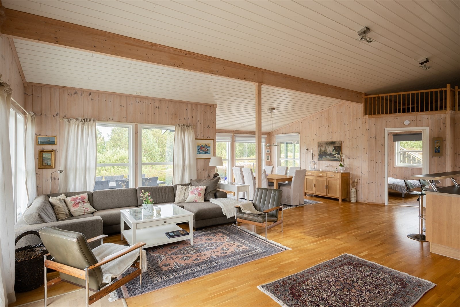 Hyttens planløsning kombinerer romslighet med smarte løsninger. Galleribilde