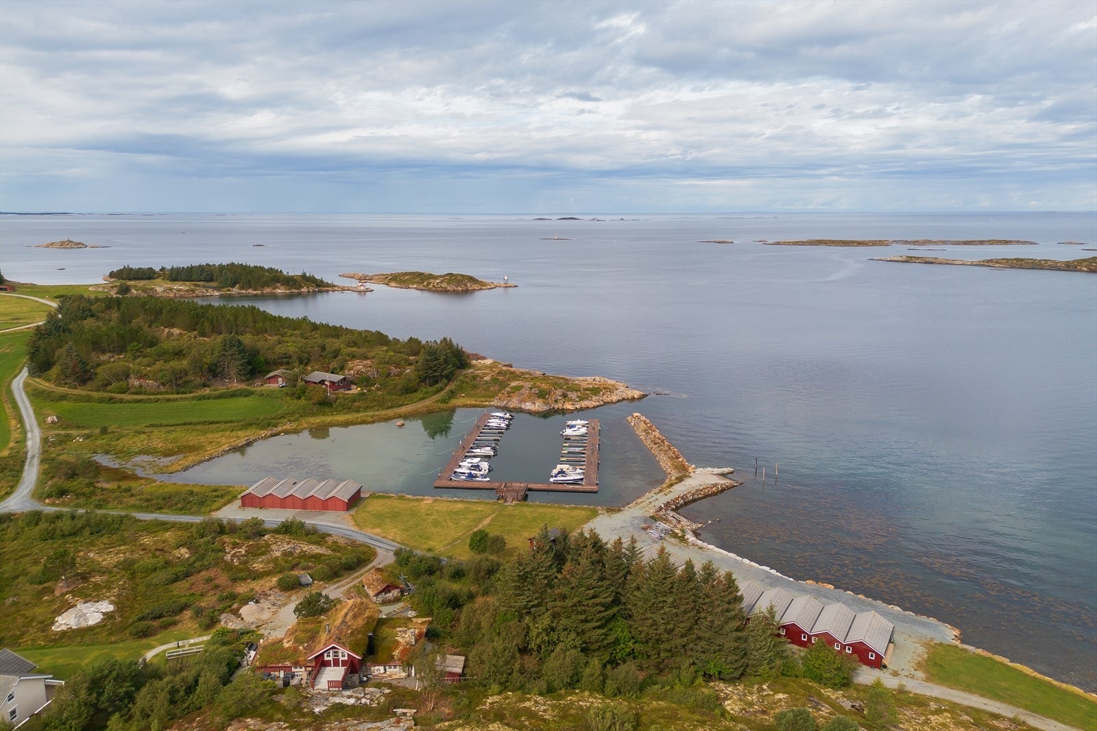 Vallersund ligger nær både hurtigbåt fra Brekstad og ferge fra Brekstad og Rørvik. Det gir raske og fleksible forbindelser til Trondheim, fastlandet og nærliggende øyer. Galleribilde
