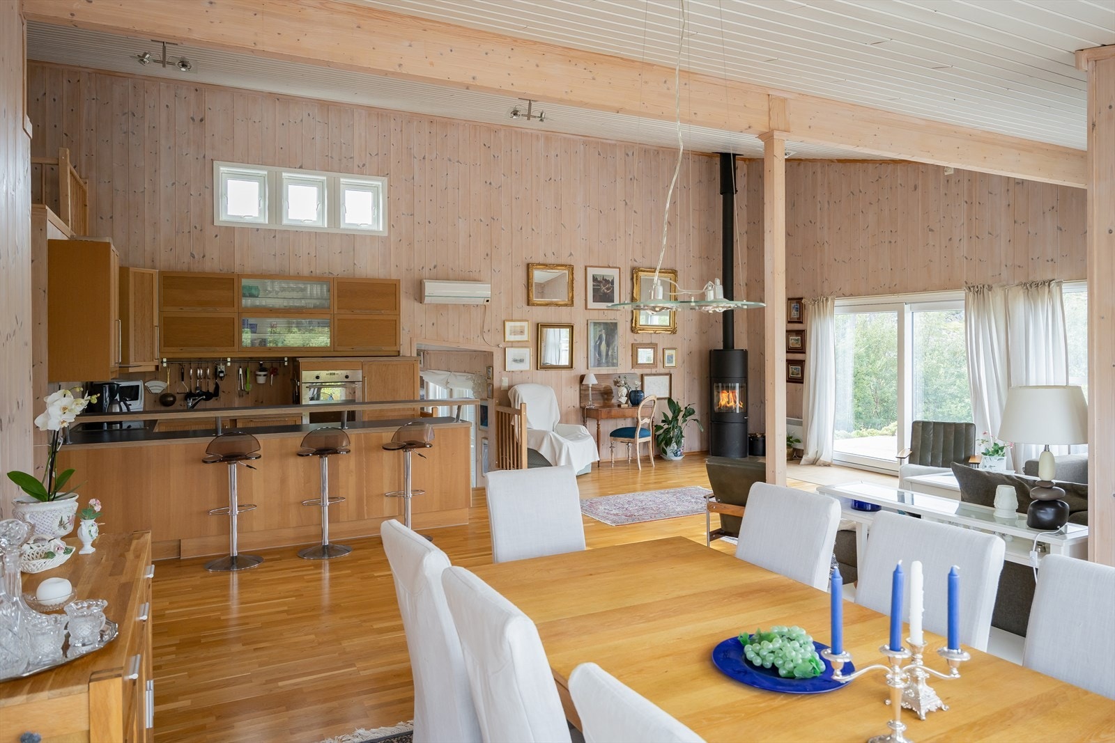 Det åpne stue- og kjøkkenarealet er på hele 65,5 m². Galleribilde