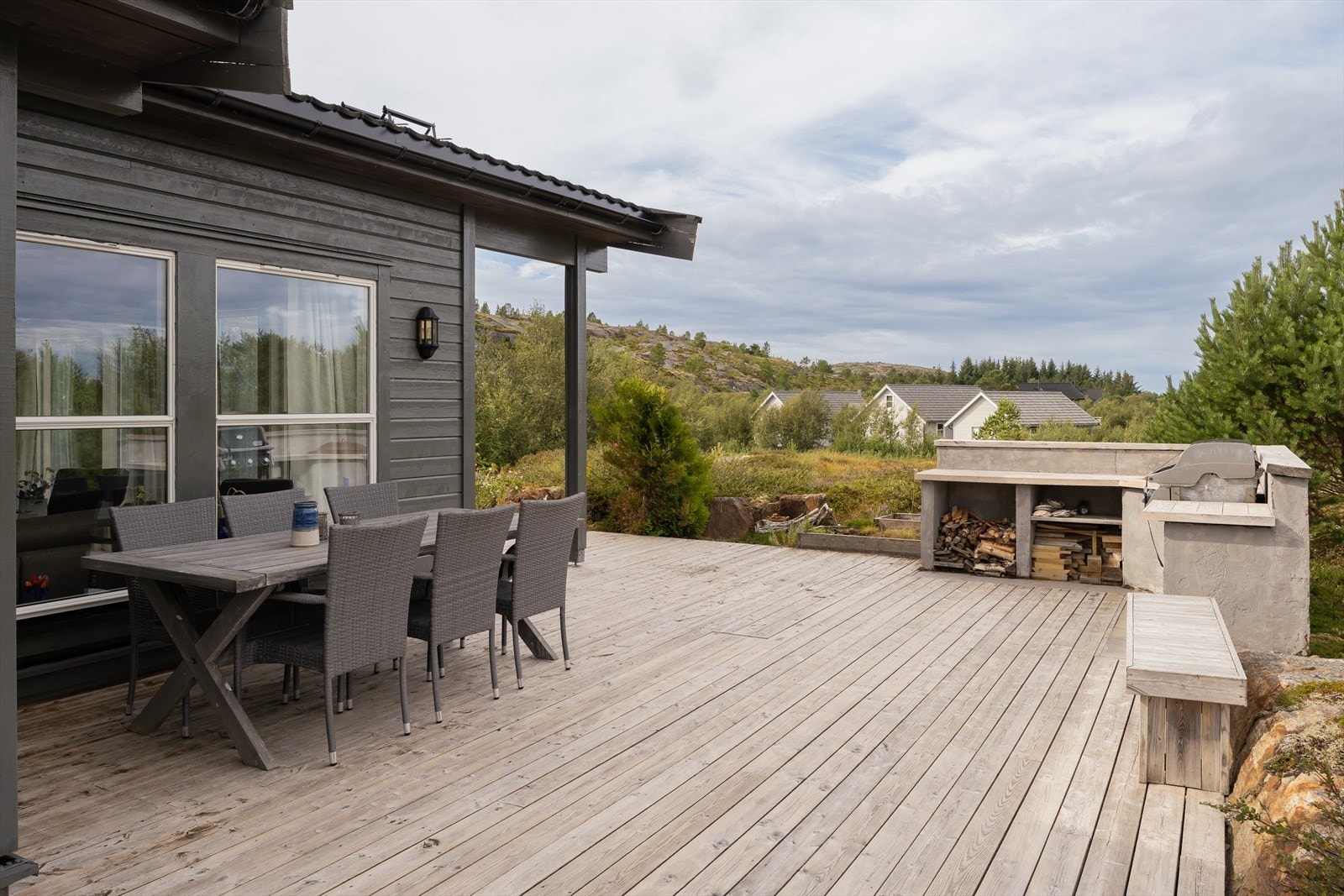 Her kan man nyte solen hele dagen rundt terrassen, med gode solforhold fra morgen til kveld. Galleribilde