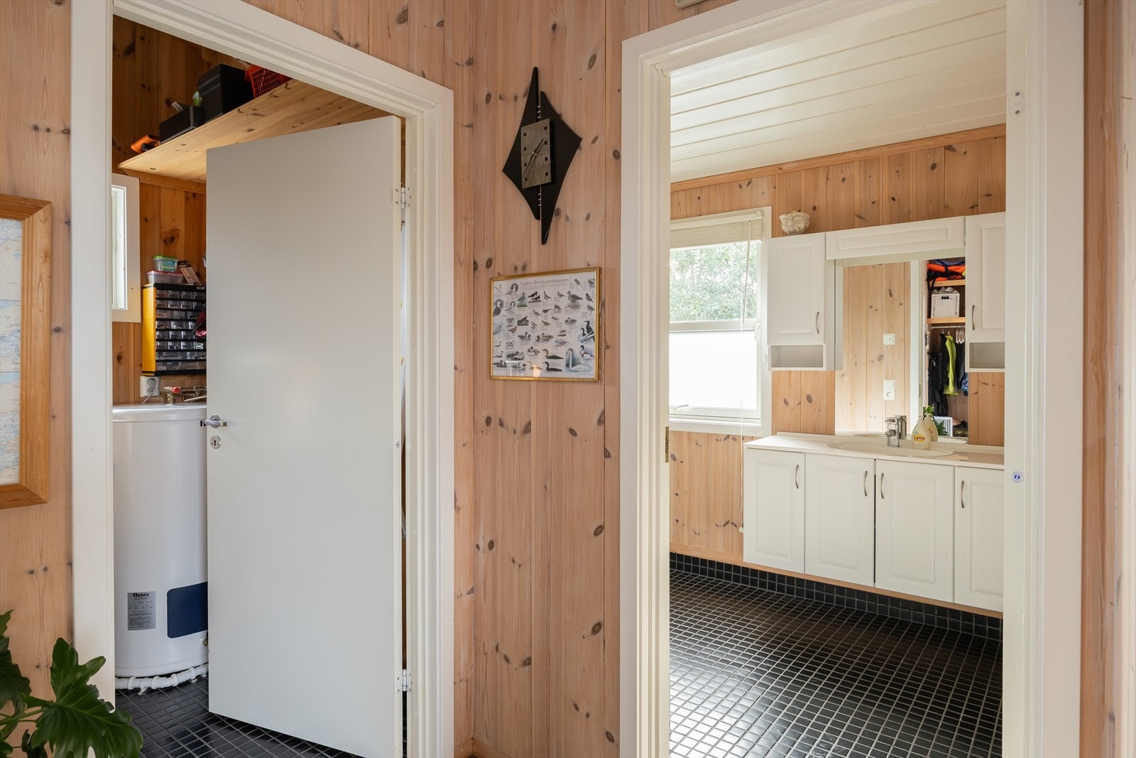 Praktisk vaskerom vegg i vegg med baderom. Galleribilde