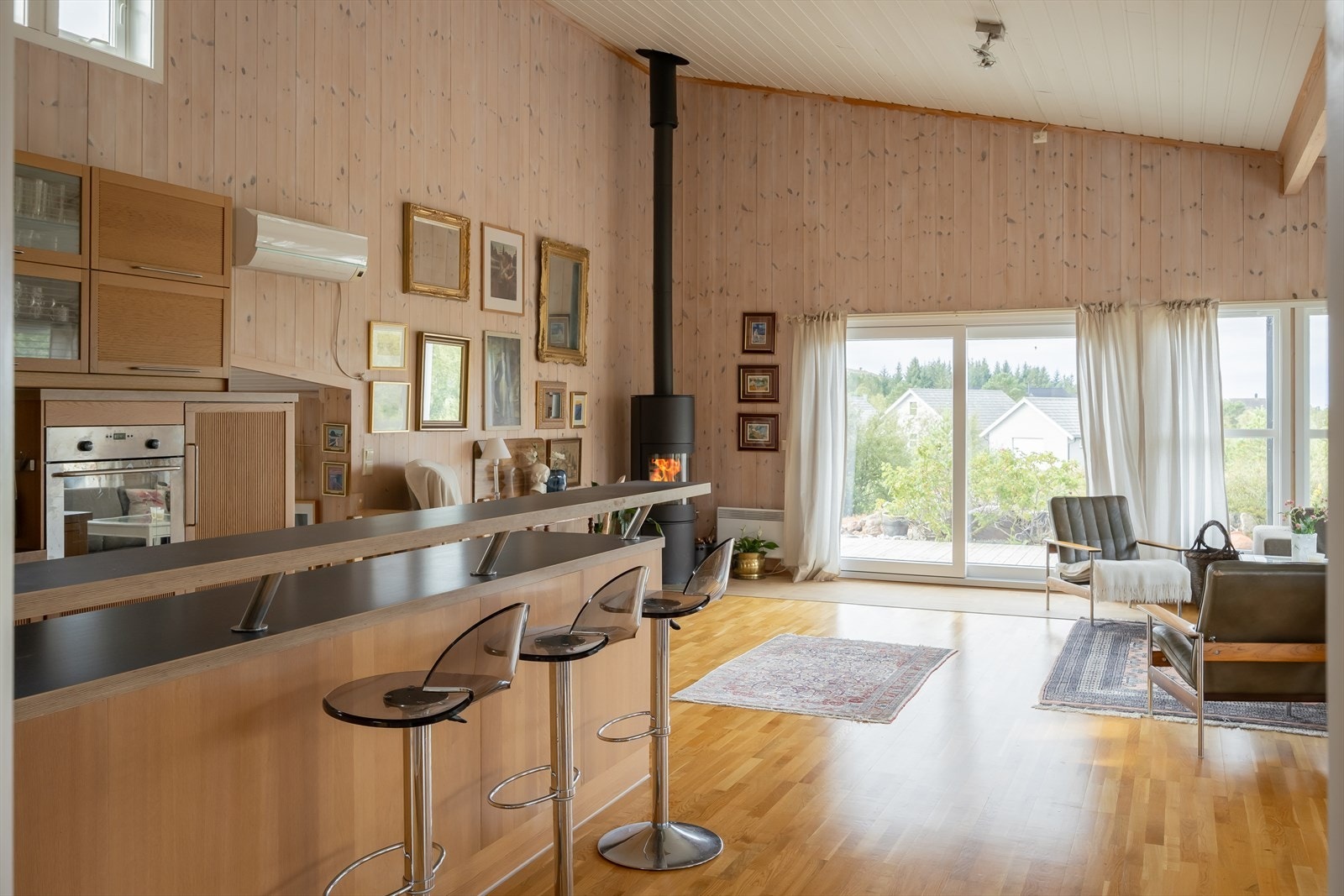 En romslig veggflate gir god plass til kunst, bokhyller eller en TV-løsning etter ønske. Det er etablert varmepumpe i 2009. Galleribilde