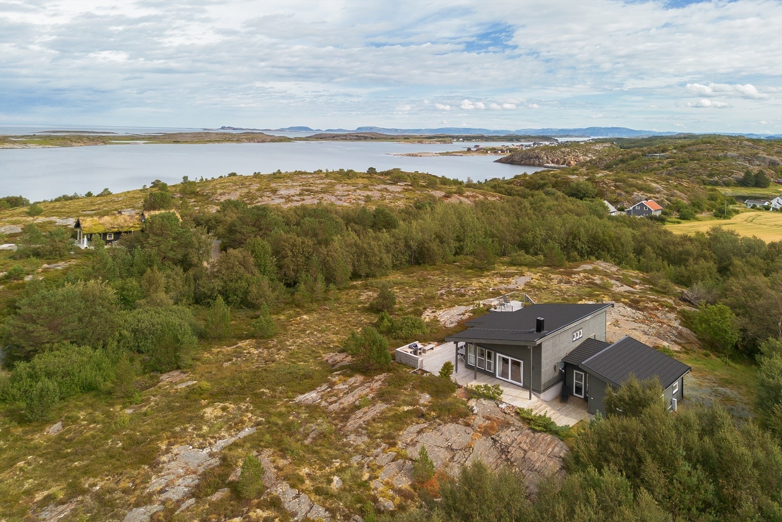 Utsikt mot Hestbergflauget hyttefelt og Vasøya. Galleribilde