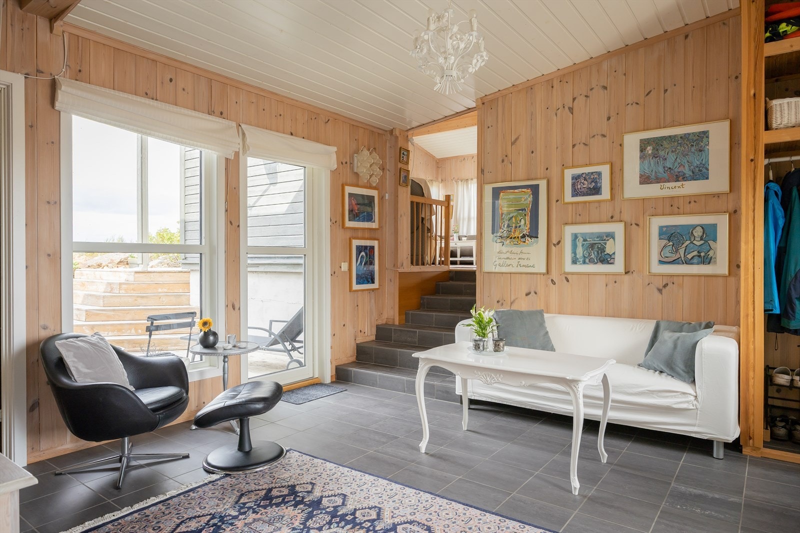 Romslig entre på 18 m² med gulvfliser og varme i gulv. Galleribilde