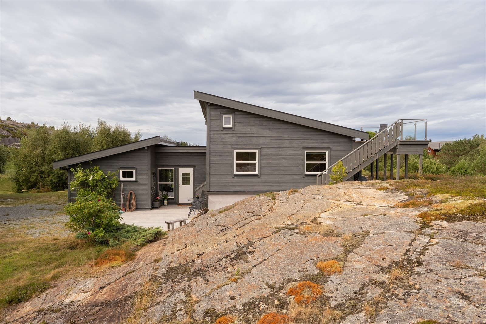 Hytten har en nydelig beliggenhet med nærhet til sjøkanten, og er omgitt av et vakkert kystlandskap med fin og frodig natur. Galleribilde