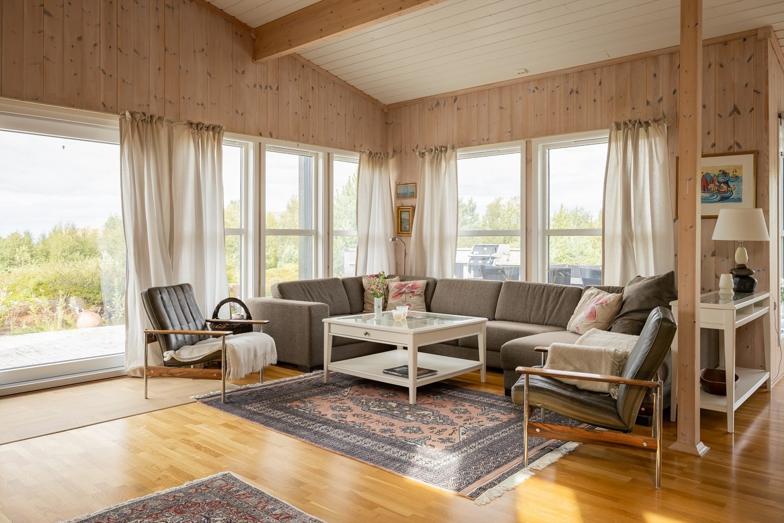 Hytten på 132 m² har entré, vaskerom, bad, fire lyse soverom og et romslig kjøkken. Galleribilde