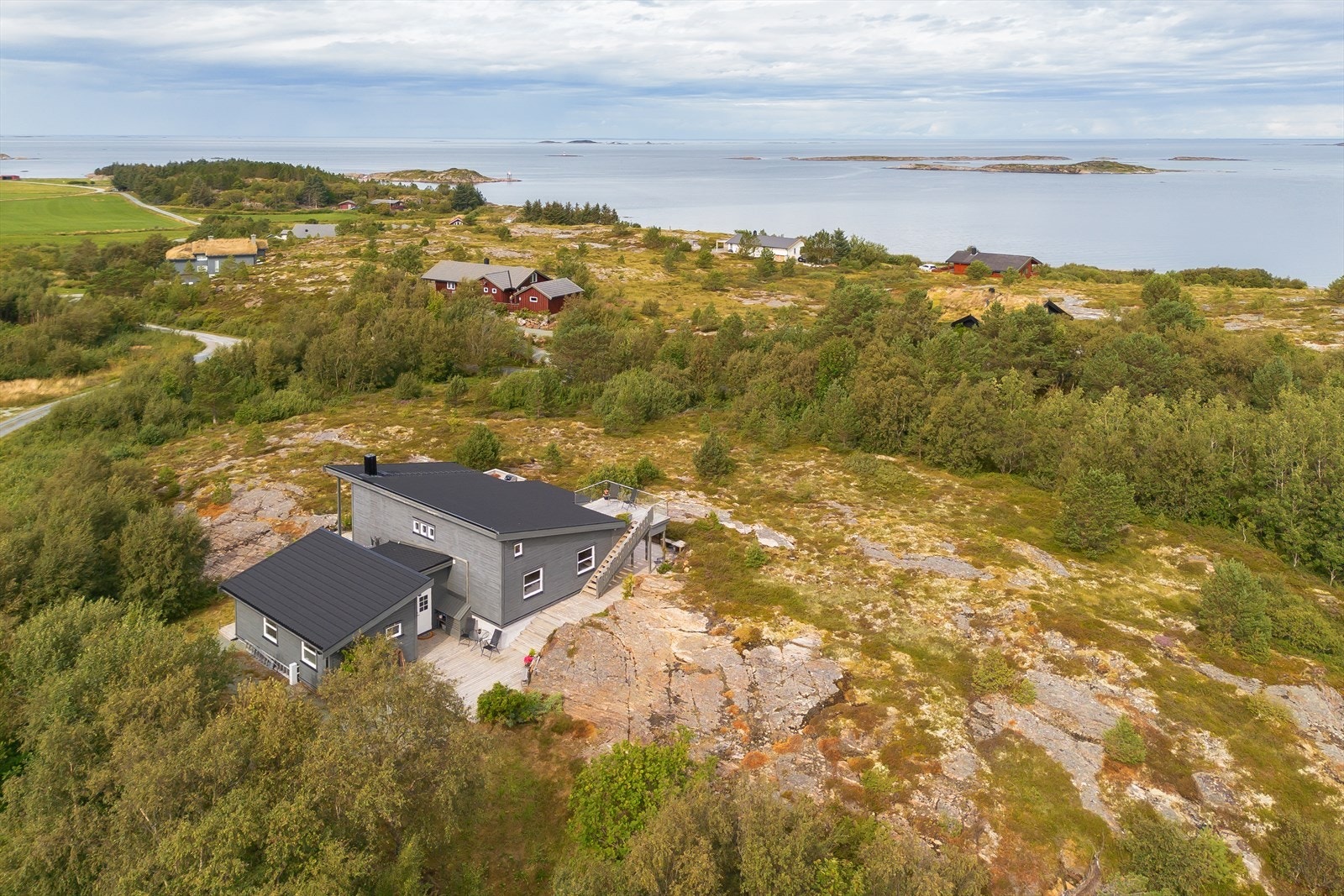 En nydelig fritidseiendom fra 2006 med idyllisk beliggenhet på populære Haldorhamn. Galleribilde