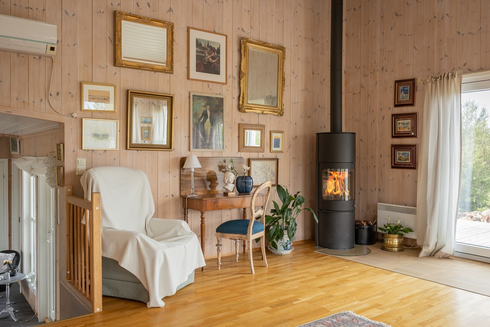 Hytten er fordelt på to ulike bakkenivåer, med en utforming som bidrar til effektiv varmefordeling. Galleribilde