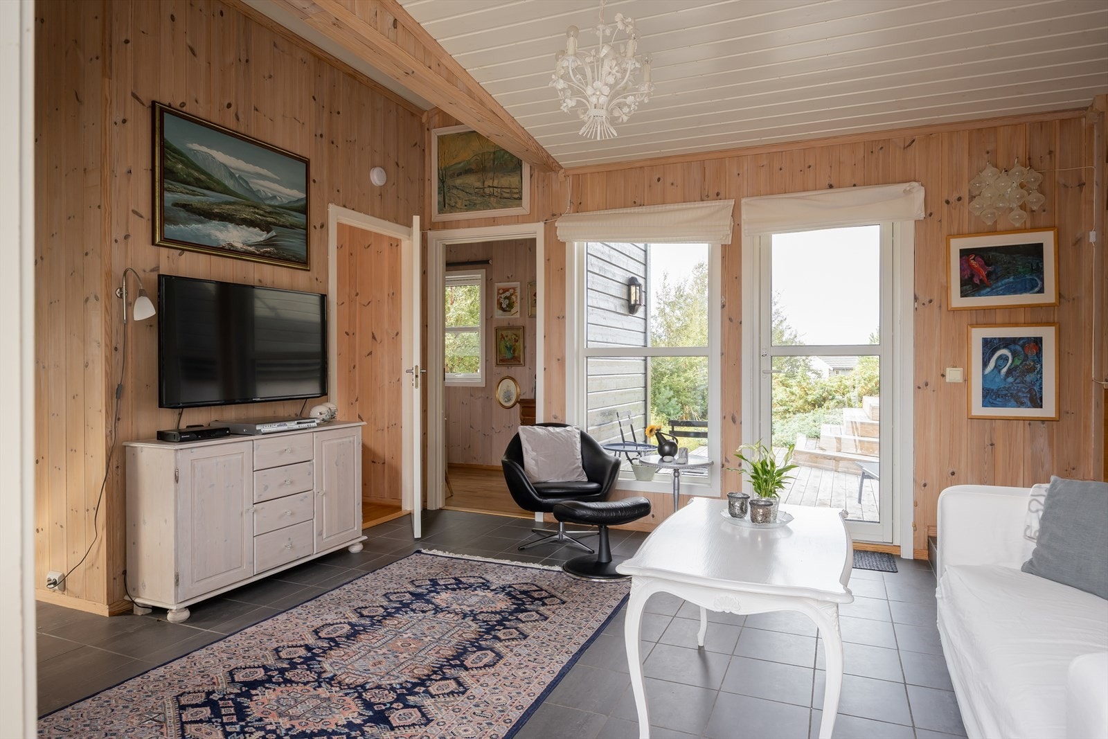 Entréen har utgang til terrassen fra to sider. Galleribilde