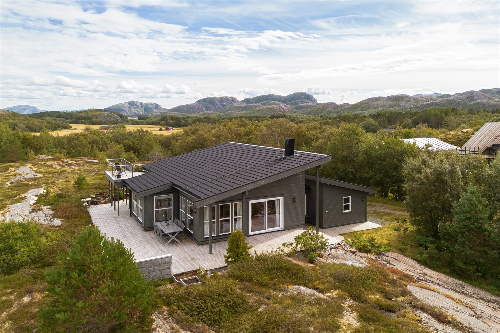 Det er i underkant av 15 km. til Bjugn, hvor du kan finne skoler, barnehager, offentlig administrasjon og andre typer servicetilbud. Galleribilde