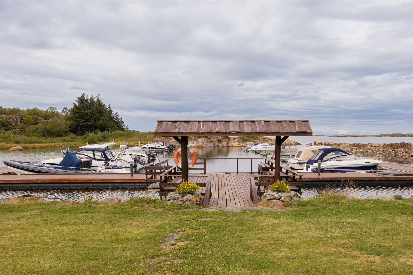 Eiendommen er svært innholdsrik, med eget naust, båtplass, stor tomt og vei helt frem. Galleribilde
