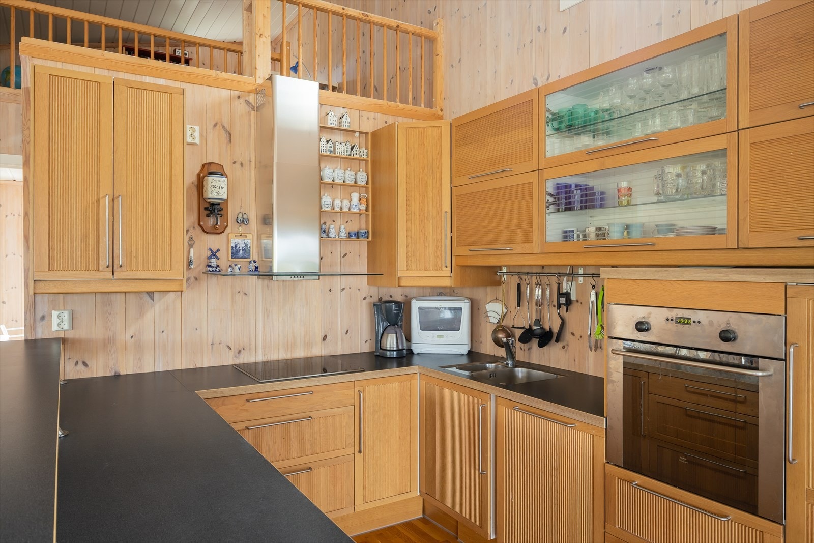 Utstyrt med platetopp, stekeovn, kjøleskap og mekanisk avtrekksvifte. Galleribilde