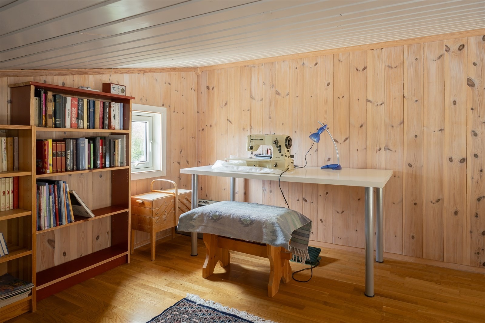 Godt utnyttet hems med 15kvm gulvareal. Passer fint som lekeareal, loftstue eller arbeidspulten. Galleribilde