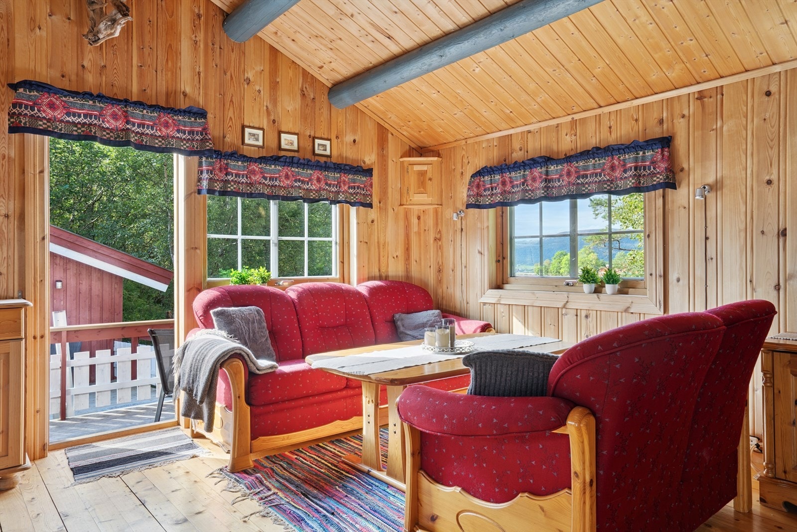 Stue- og kjøkkenløsningen føles luftig med god takhøyde og lysinnslipp fra tre himmelretninger. Galleribilde