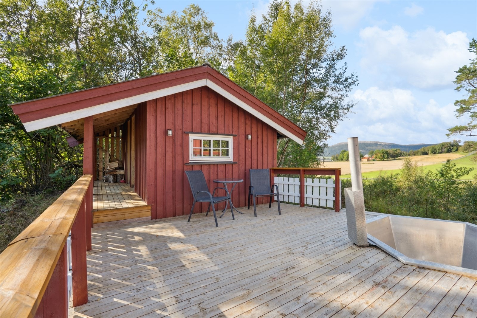 Fra terrassen har du enkel adkomst til uthuset. Galleribilde