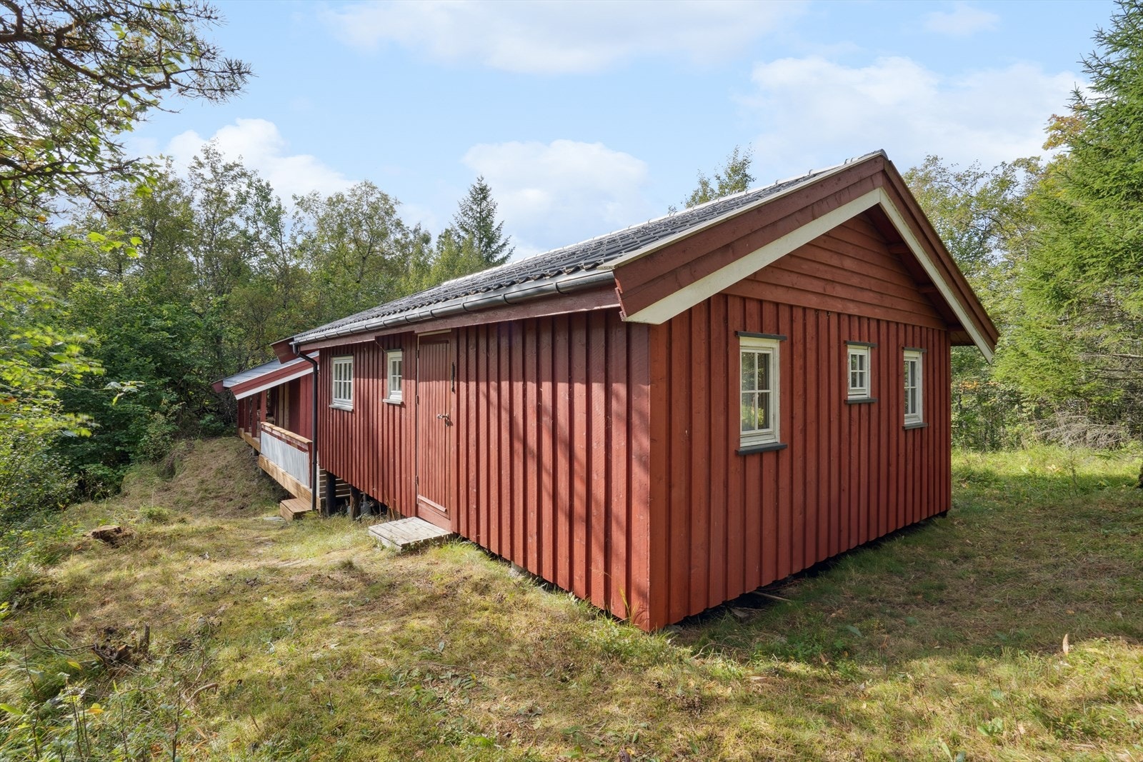 I tillegg vil du få nærhet til det meste du trenger av servicefasiliteter, dagligvarebutikker, fiskemuligheter og flotte turmulighet. Ca. 1 time til/fra Trondheim. Galleribilde