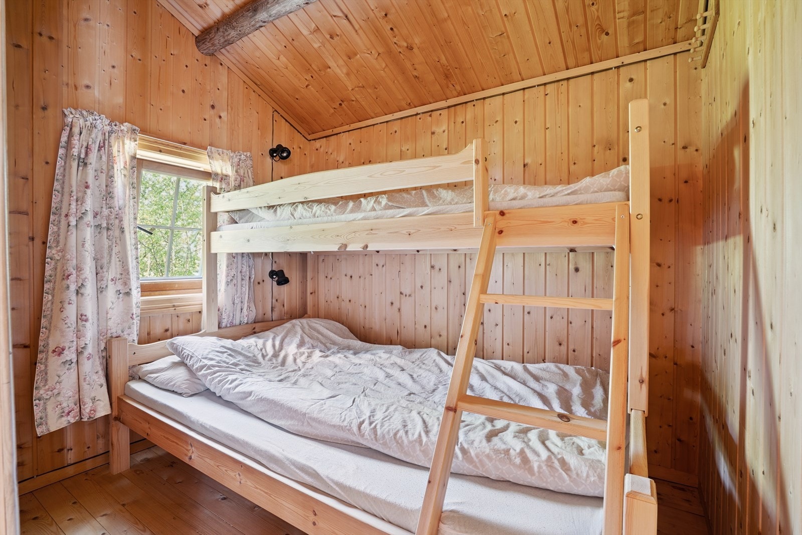 Soverommene er på hhv. 4,5 og 3,5 med tilhørende køyesenger. Galleribilde