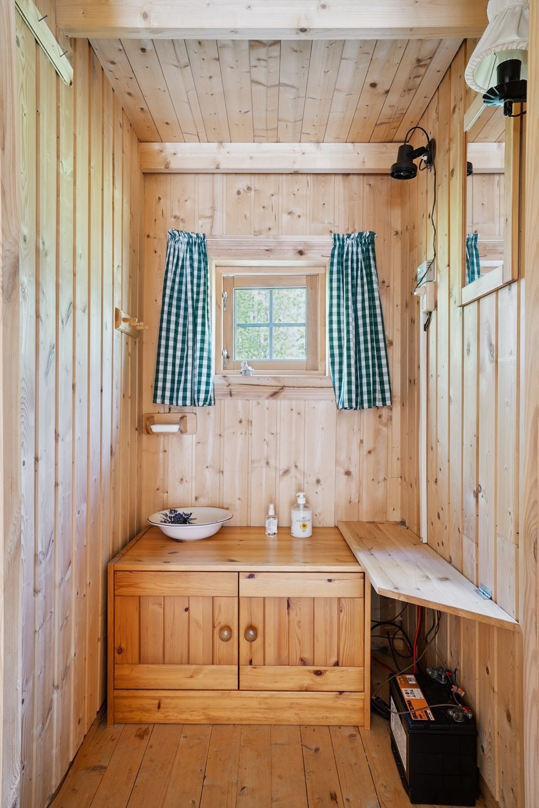 Mellom soverommene har du en praktisk bod. Galleribilde