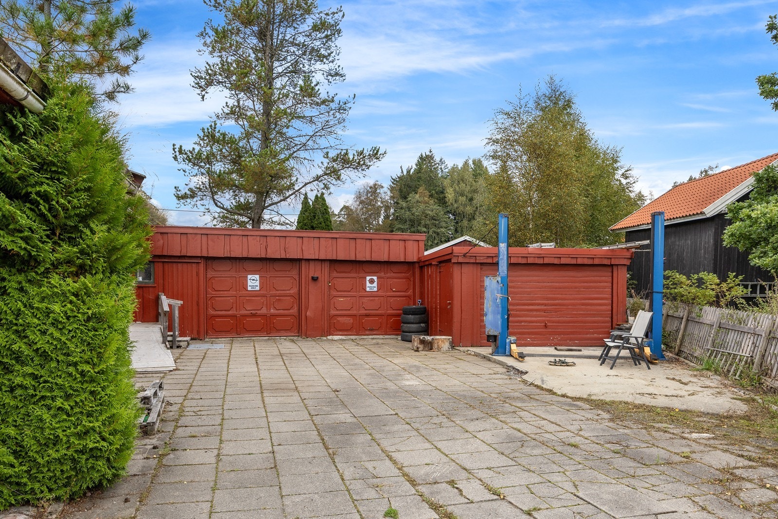 Boligen har to tilbygde garasjer og plass til flere biler på gårdsplassen. Garasjene er på henholdsvis ca. 30 og 40 kvm, og foran sistnevnte er det støpt plass for eventuell løftebukk. Galleribilde