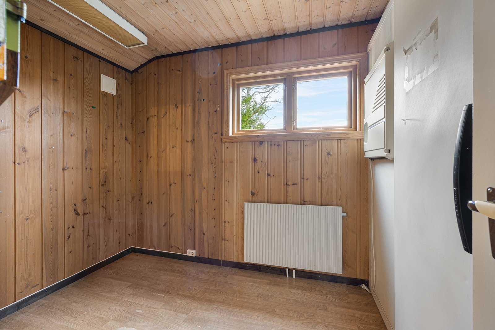 Bildet viser kontoret med adkomst fra kjøkkenet. Her er også kjølerommet plassert. Galleribilde