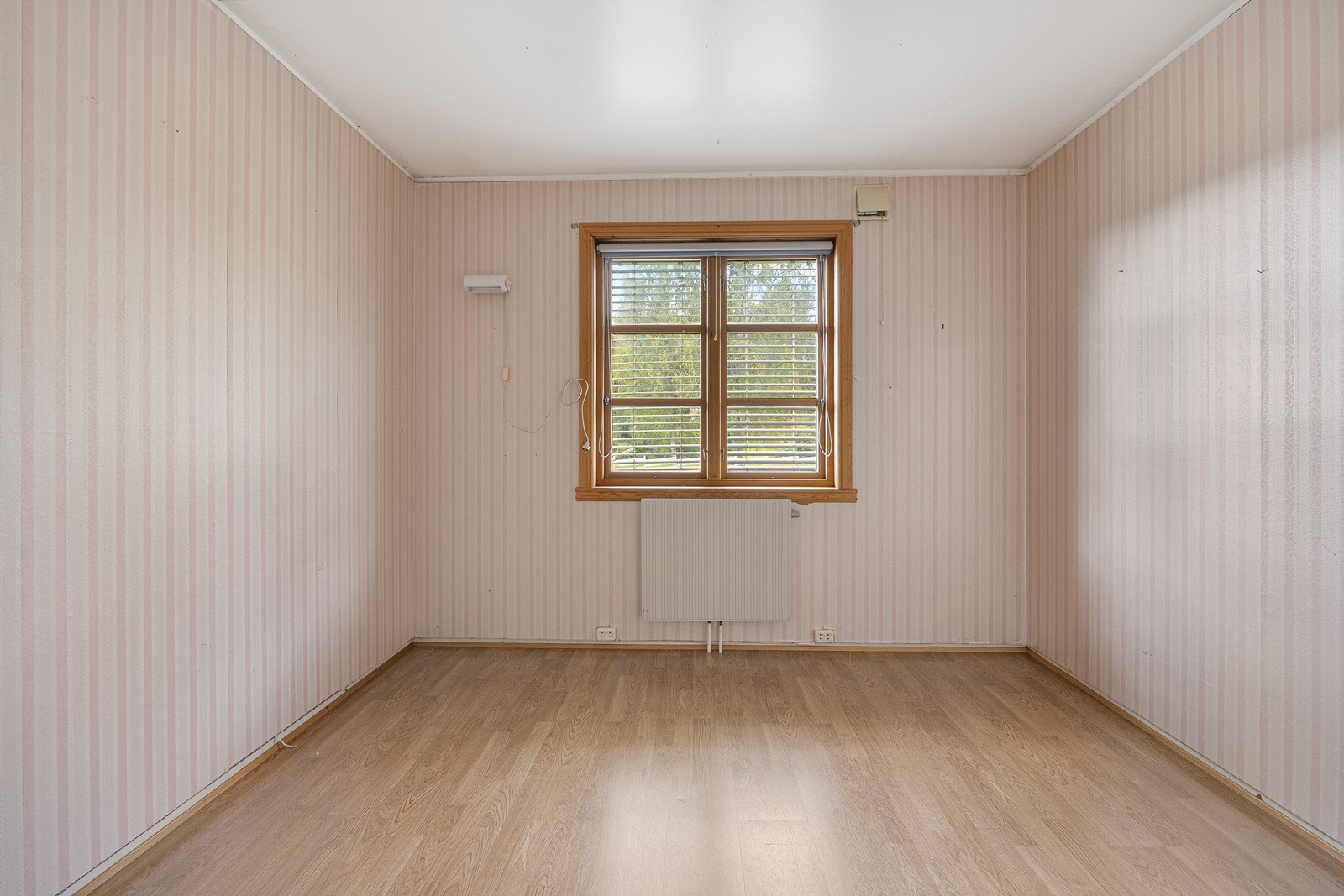 Boligen har tre soverom og et eget kontor. Soverommene har ulike overflater, hvorav to er innredet med plassbygde garderober. Galleribilde