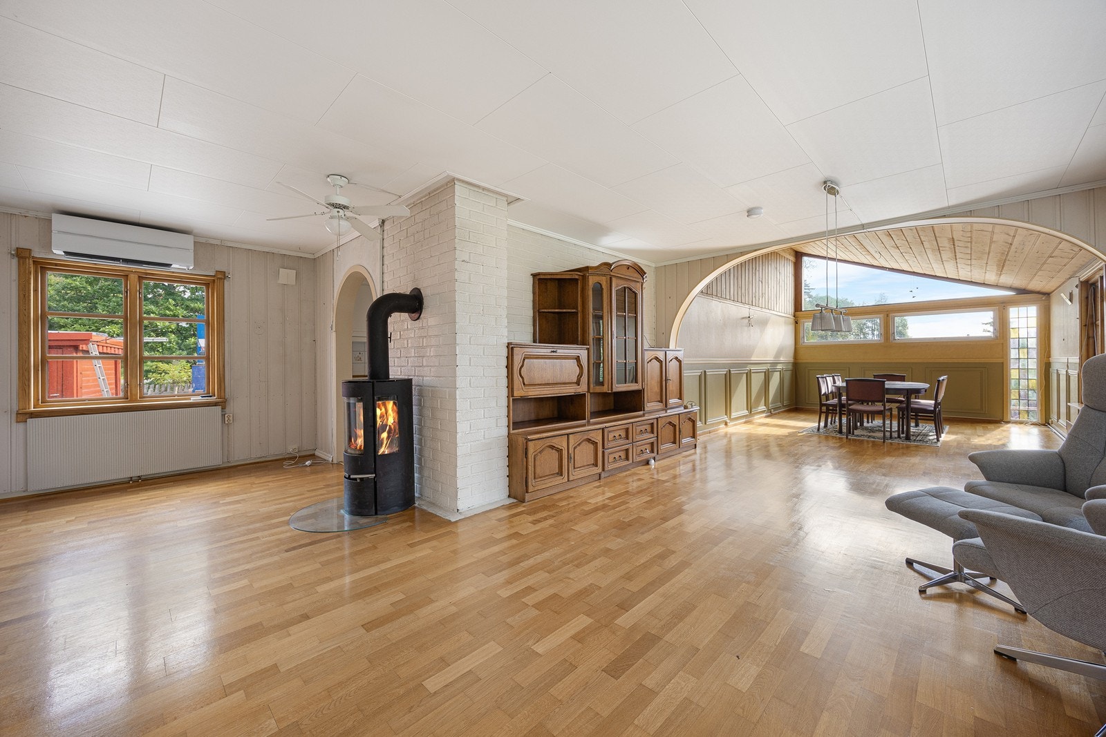 Allrommet har godt lysinnslipp fra tre himmelretninger, og kan i tillegg skilte med peisovn og varmepumpe (2022) som sørger for ekstra komfort gjennom årstidene. Galleribilde