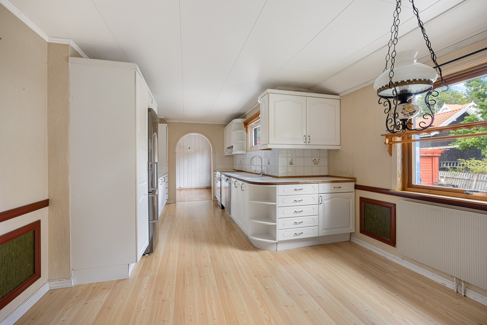 I benken er det dobbel oppvaskkum i hvit utførelse, samt avsatt plass til komfyr under en integrert ventilator. Det er for øvrig opplegg for oppvaskmaskin og nisje til kjøleskap. Galleribilde