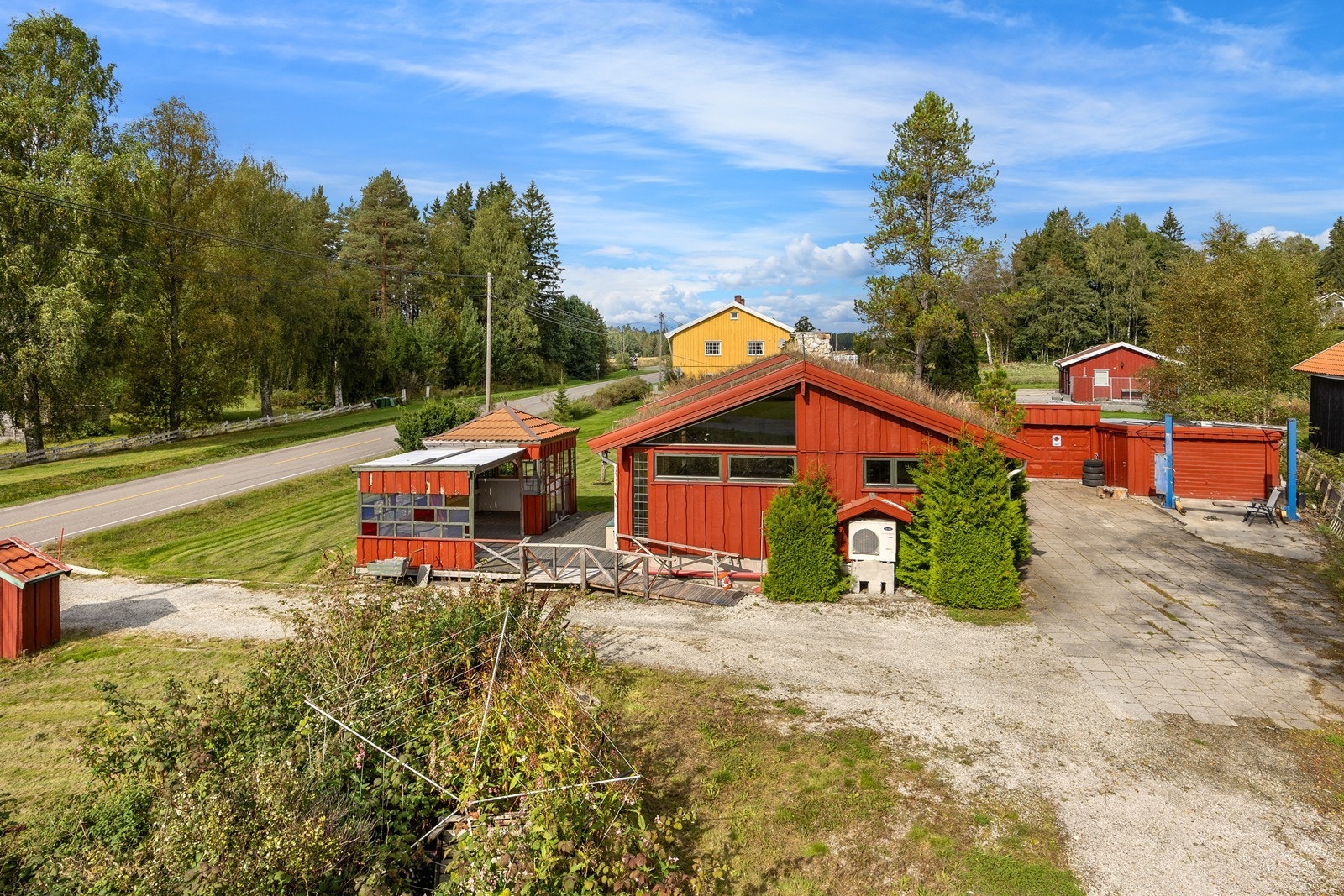 Her er det hagestue med mønet tak og vegger oppført i en kombinasjon av treverk og vinduer. Hagestuen har en tilbygd pergola med plasttak. Galleribilde