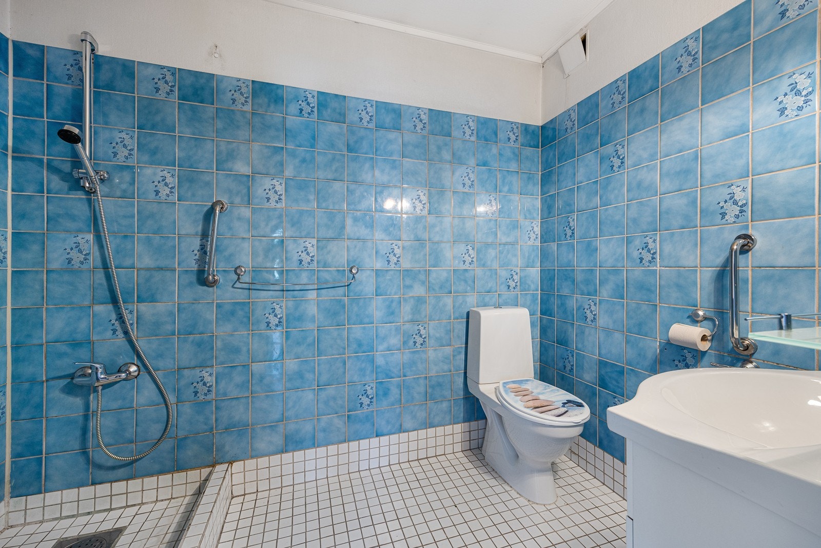 Innredningen består av et skapmøblement med heldekkende servant, og over er det speil med belysning, samt glasshylle. Galleribilde