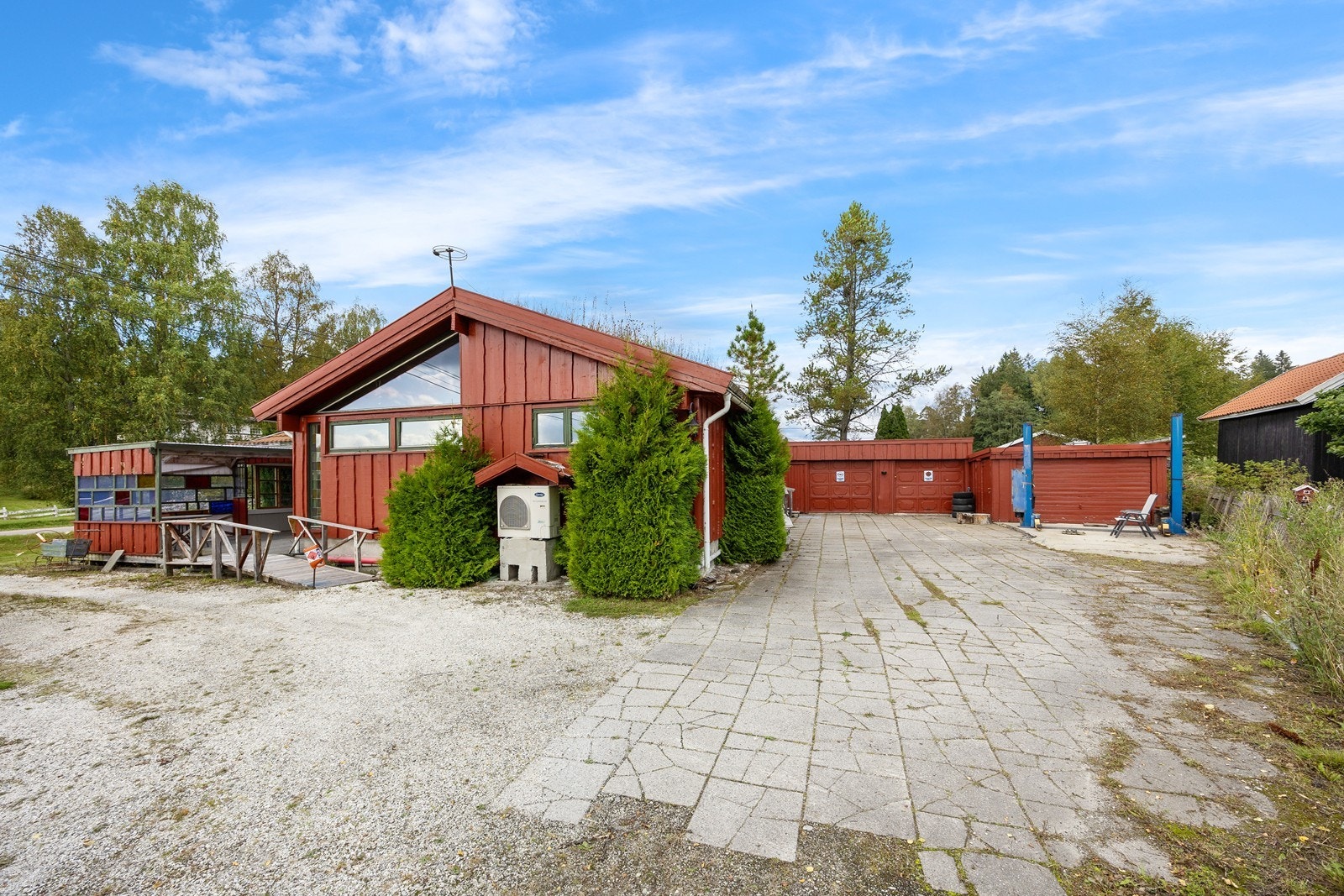 Tomten er opparbeidet med gruset innkjørsel, hellelagt gårdsplass og romslig hage med relativt flatt plenareal, samt prydbusker. Galleribilde