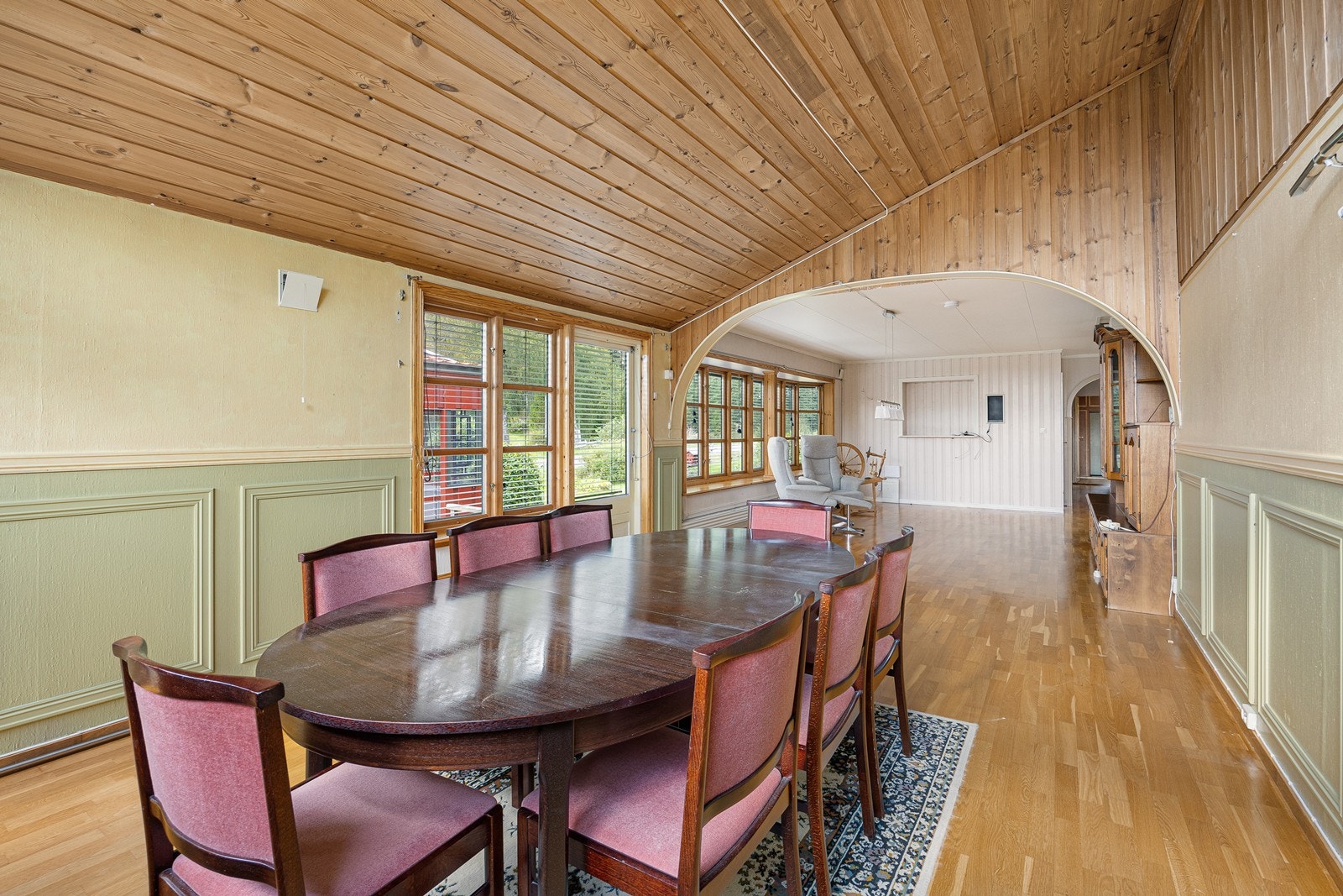 Spisestuen er plassert i et tilbygg. Her gir pulttaket ekstra takhøyde. Spisestuen har også utgang til terrassen. Galleribilde