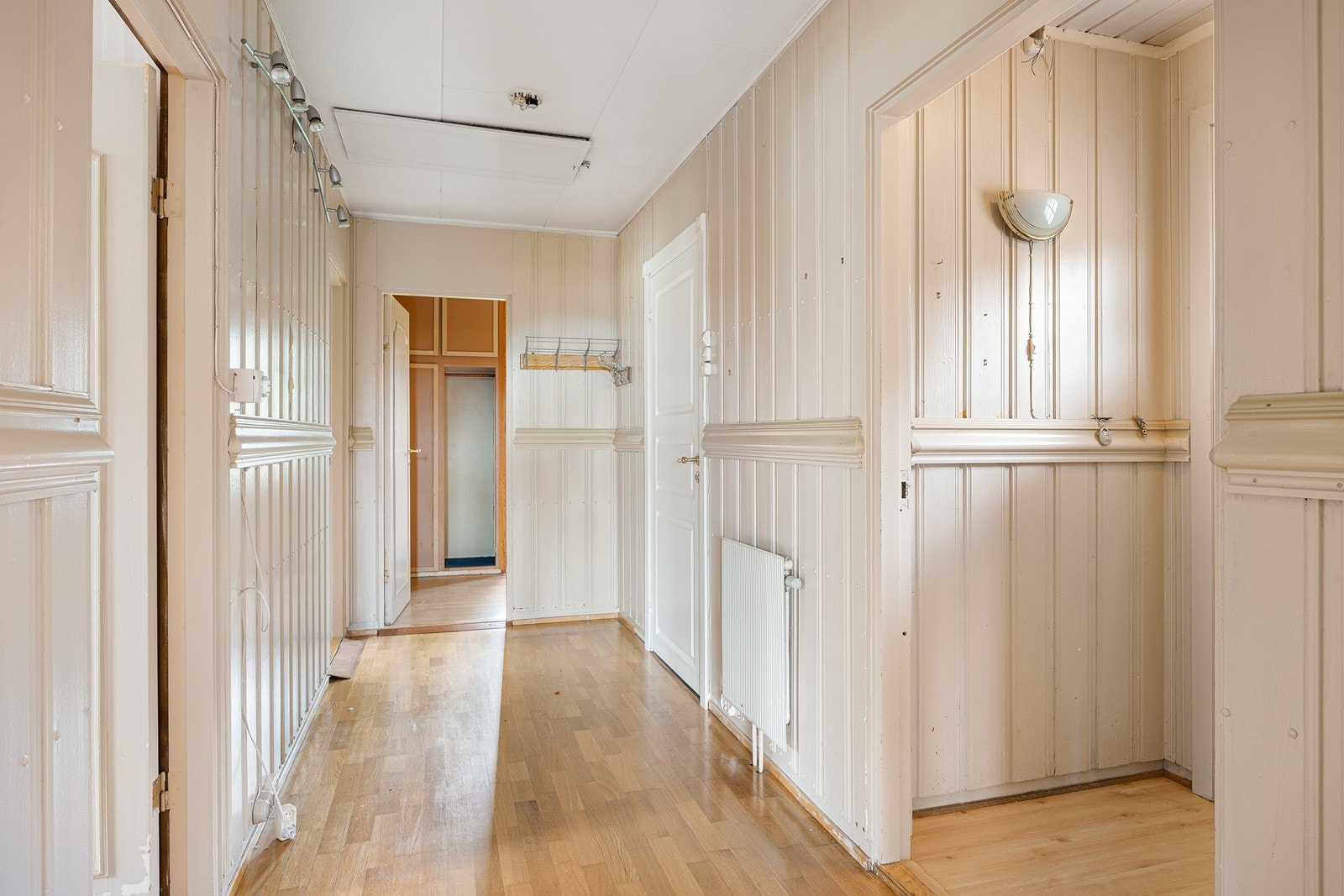 Vindfanget har dør inn til et lite garderoberom, samt adkomst til en gang med ytterligere plass for garderobemøbleme Galleribilde