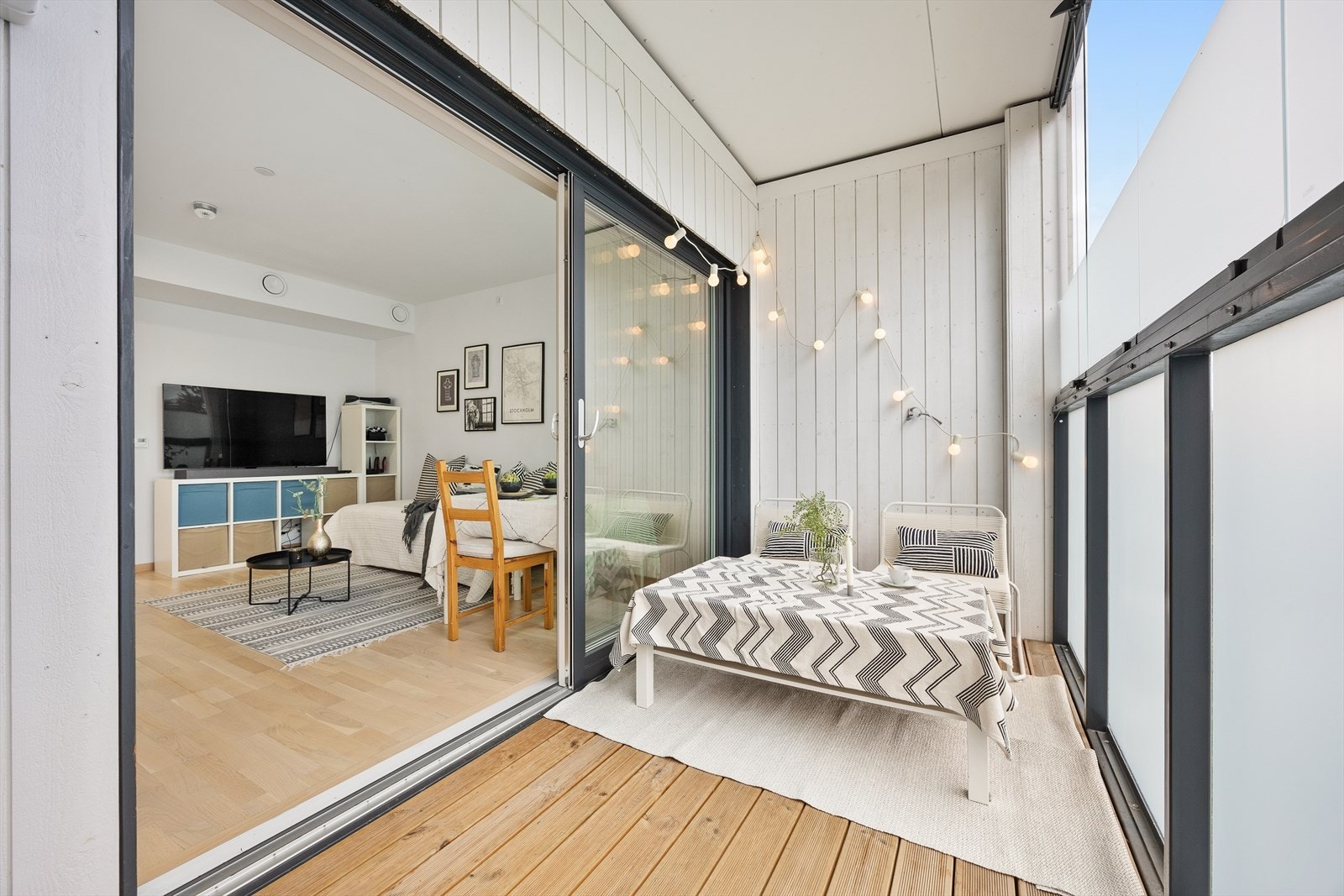 Fra stuen er det direkte utgang til en østvendt, innglasset balkong på 7 m². Galleribilde