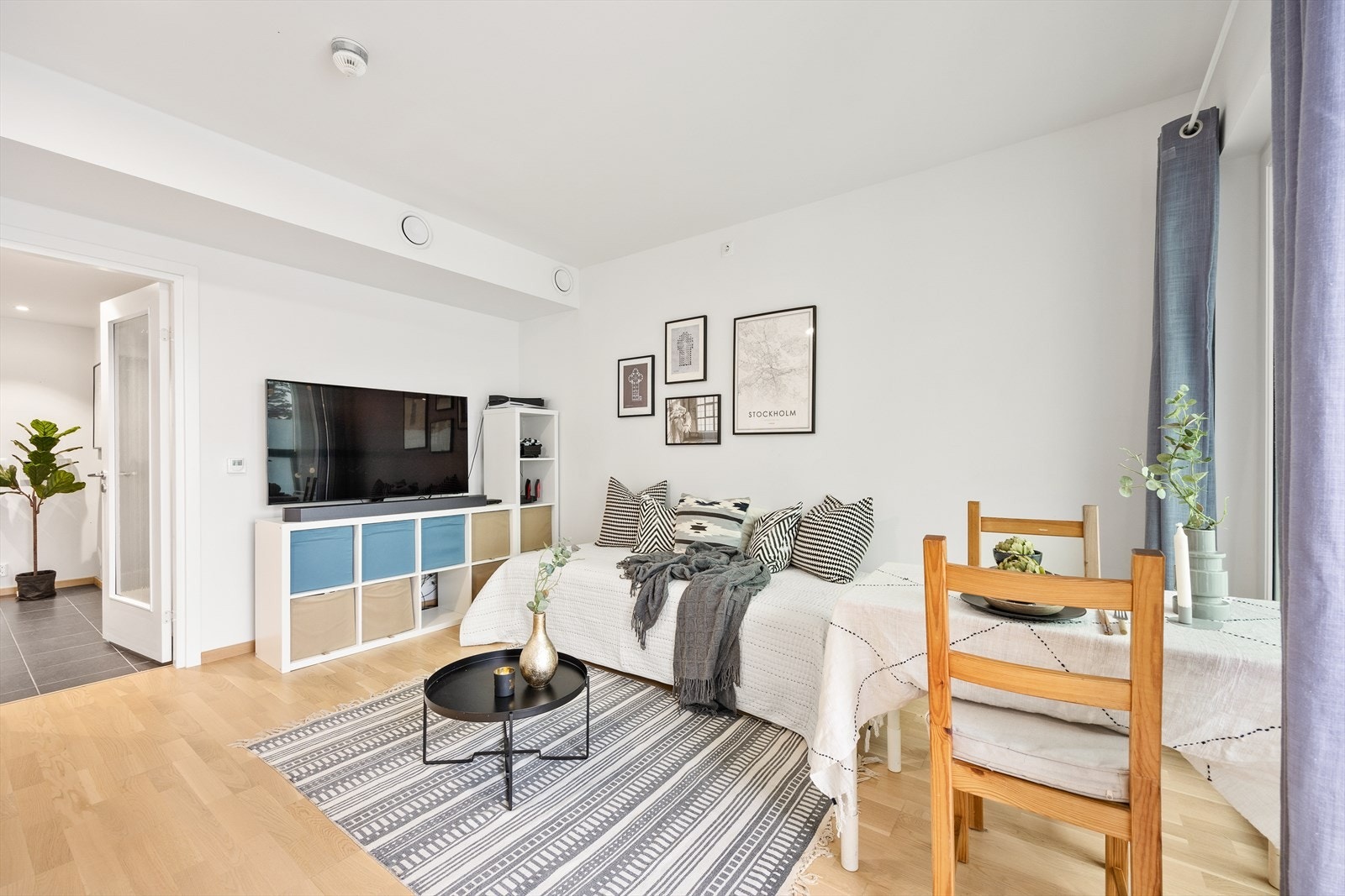 Rommet er enkelt å innrede med plass til både sofagruppe og en liten spiseplass. Galleribilde