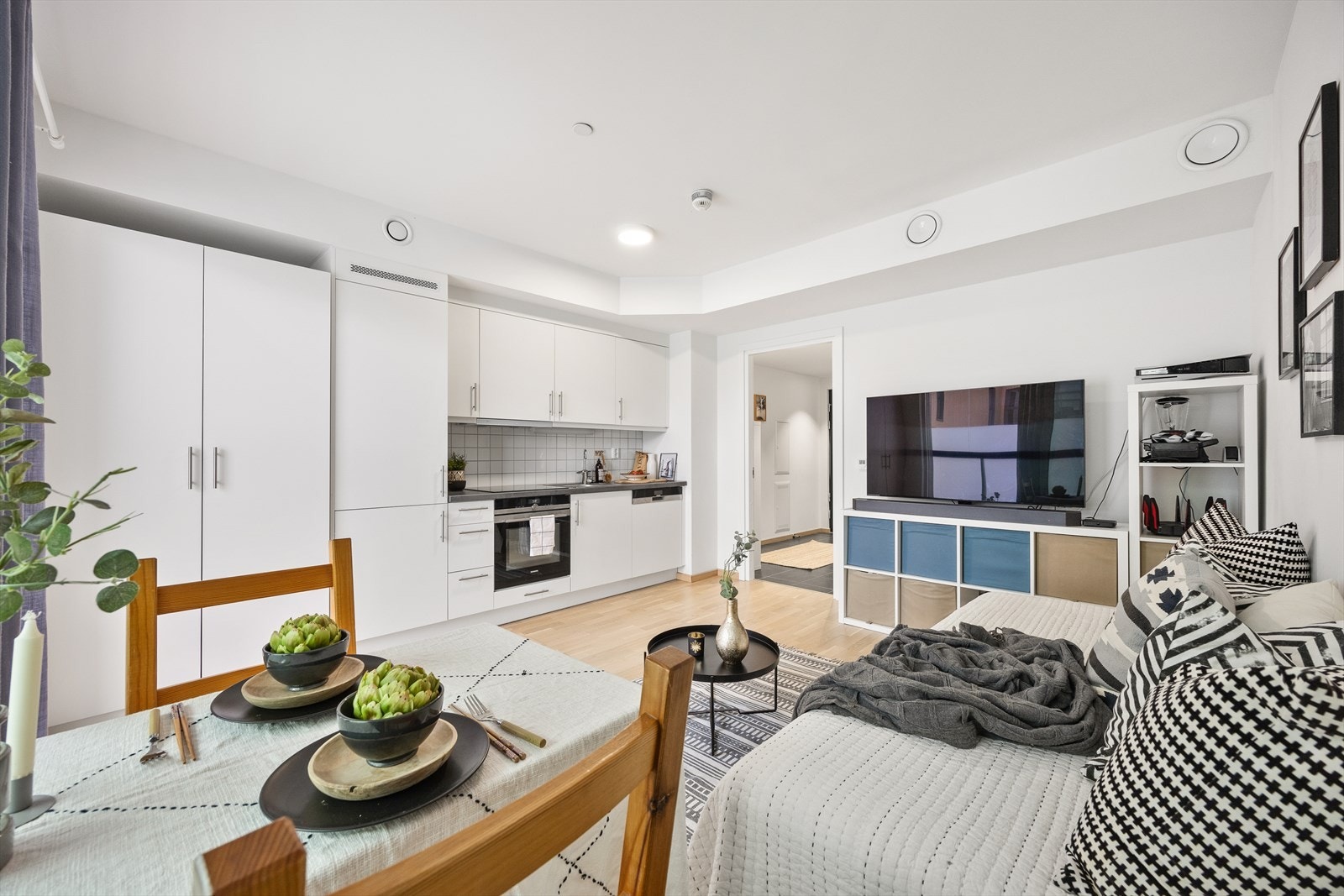 Store vindusflater og lyse overflater bidrar til en luftig atmosfære. Galleribilde