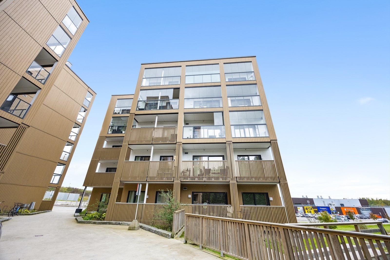 Bygget har et moderne arkitektonisk uttrykk og er oppført i 2021. Galleribilde