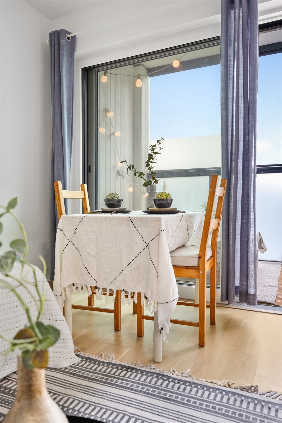 Ved balkongdøren er det en naturlig plassering for et spisebord. Galleribilde