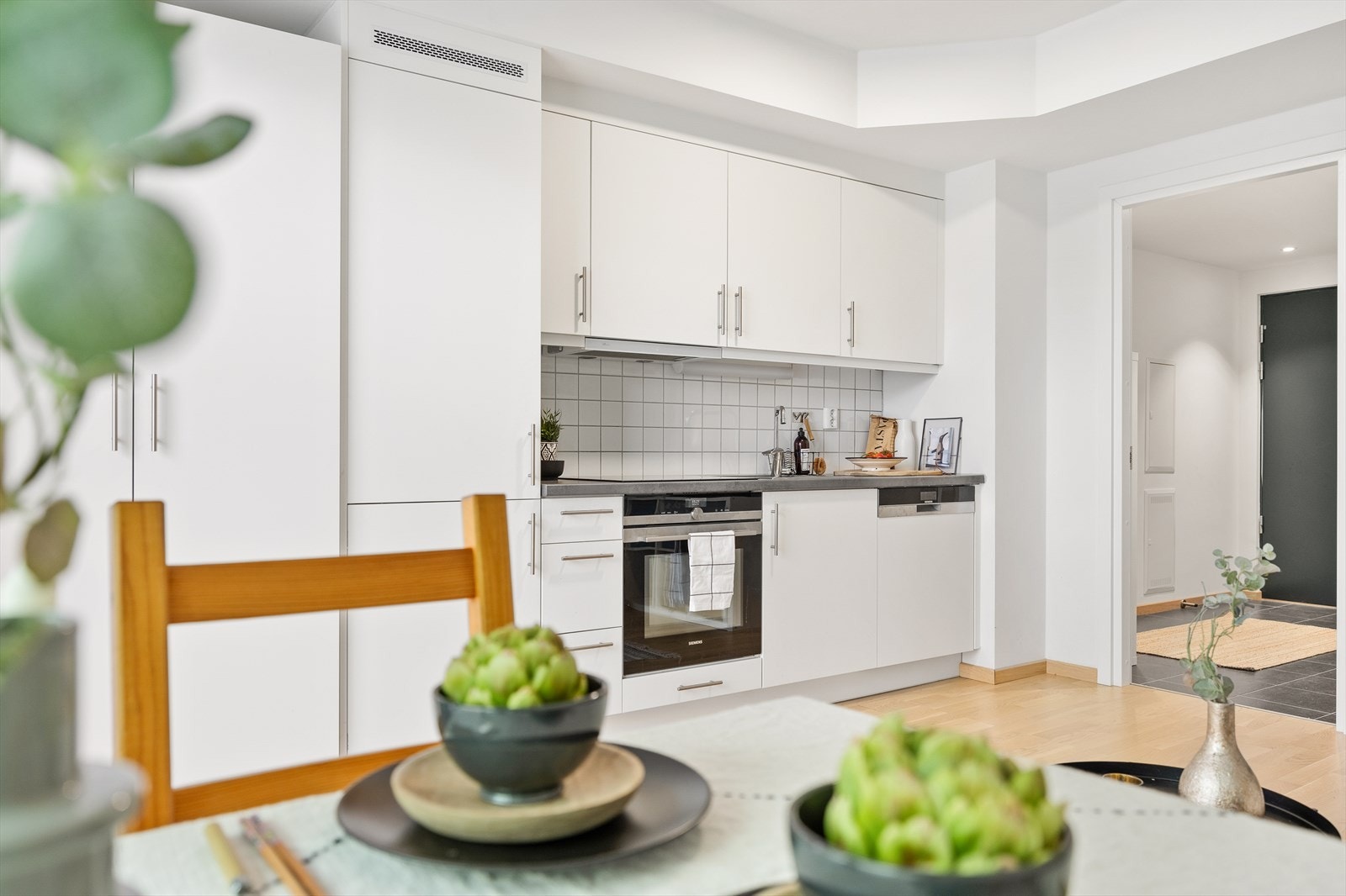 Integrert kjøl/frys og god skapplass gir rikelig med oppbevaringsmuligheter. Galleribilde