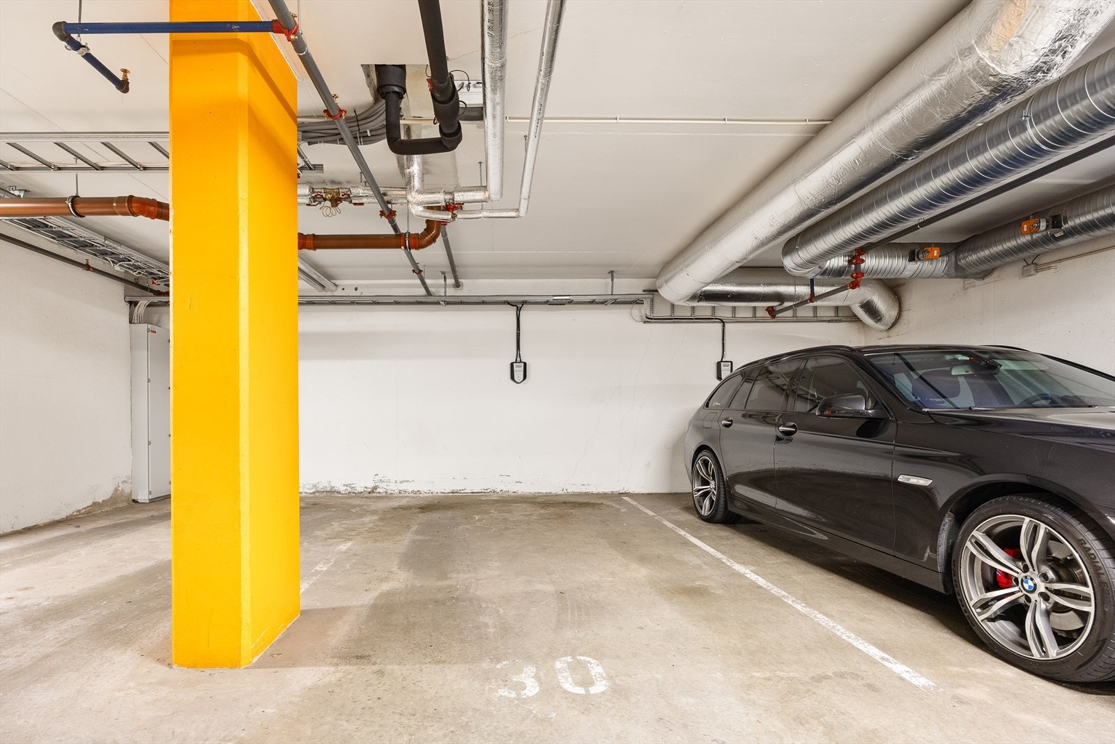 Leiligheten disponerer en egen garasjeplass i fellesanlegg, med mulighet for elbillader. Galleribilde