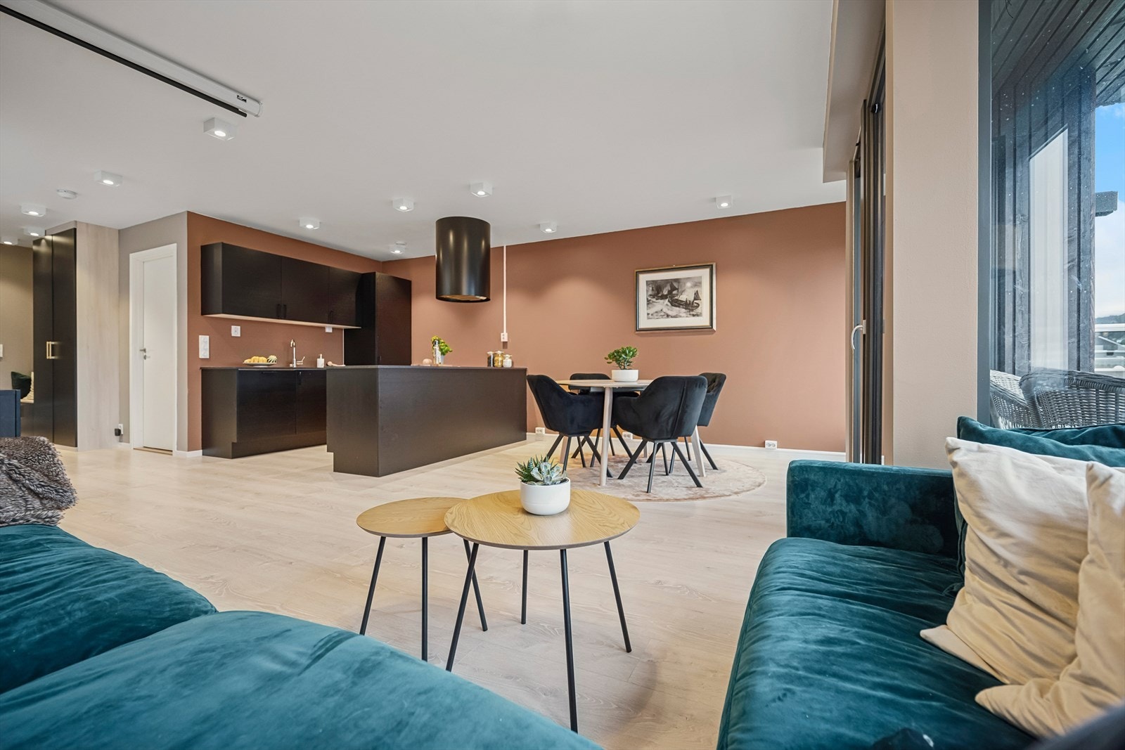 Veggen er malt i hvit. Se det på visning! Galleribilde