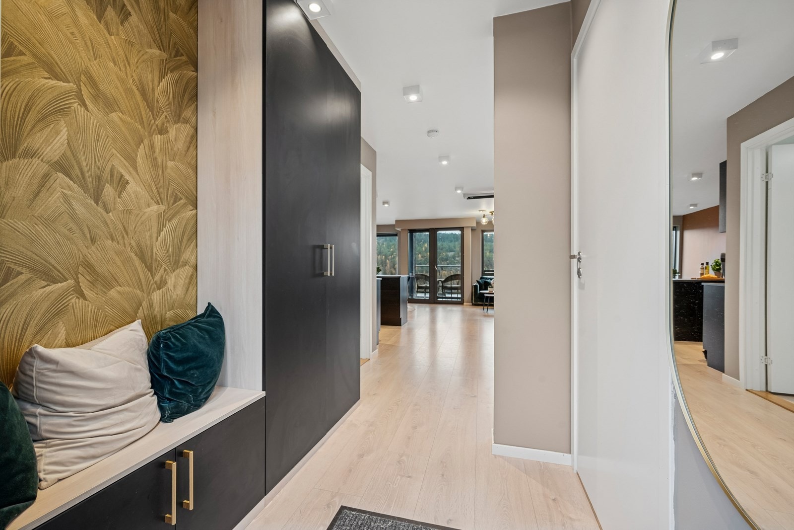 Elegant entré med plassbygde skap som gir rikelig oppbevaringsplass for yttertøy og sko. Galleribilde